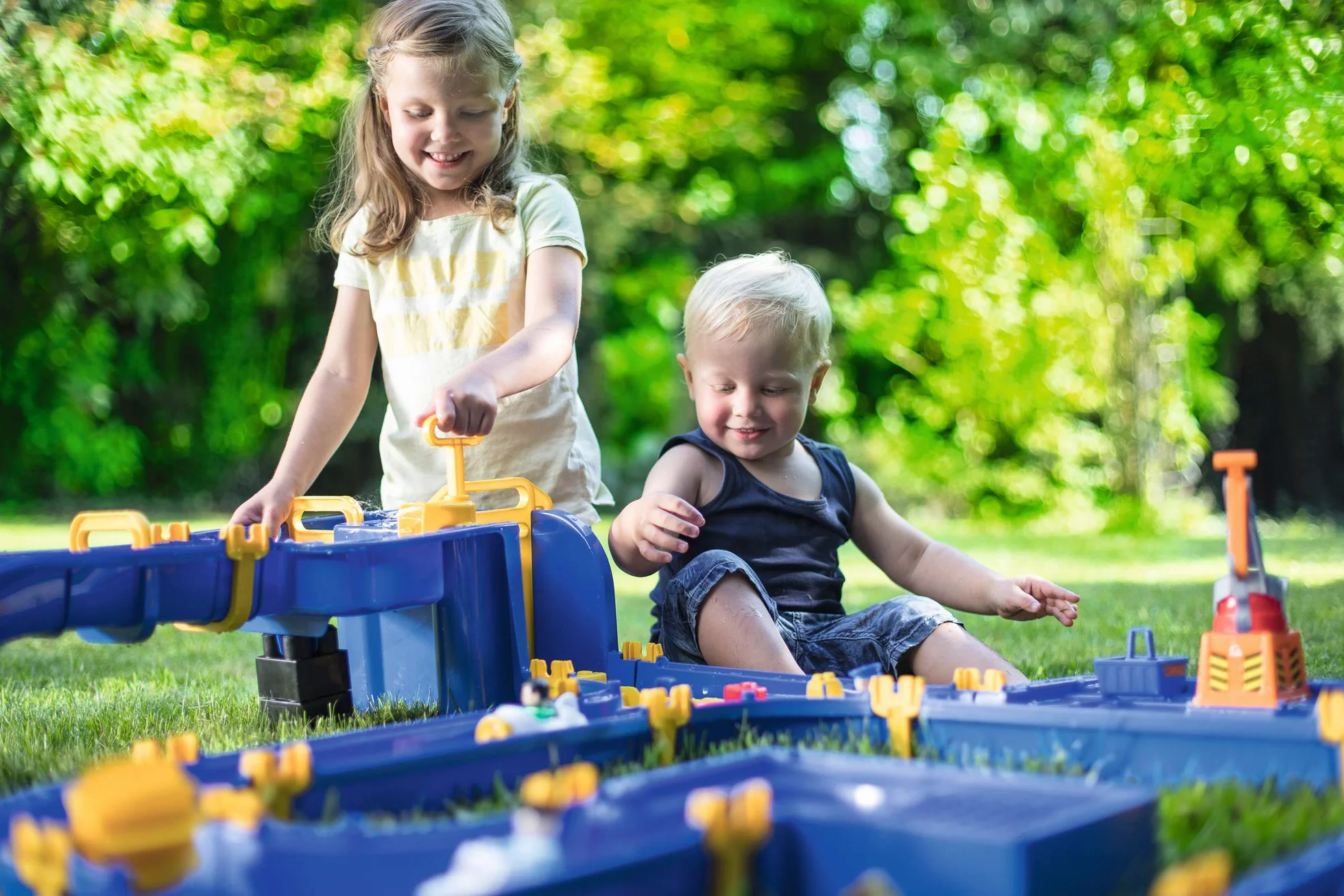 BIG – Waterplay Amsterdam – kolejka wodna niebieska, 175 x 143 x 27 cm, z 4 łodziami, samolotami wodnymi i 3 figurkami, 2 śluby, pompa wodna i basen portowy, od 3 lat