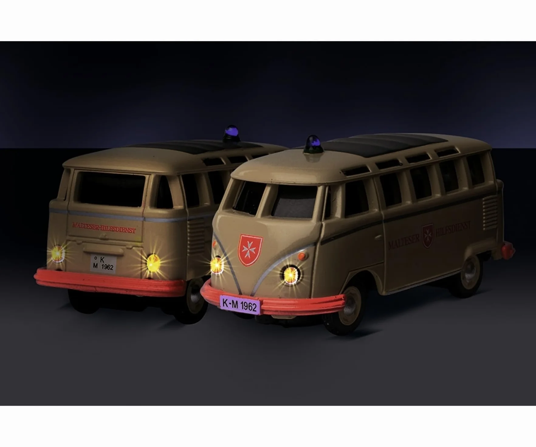 Carson 500504152 1:87 VW T1 Policja + maltański Combo LCD 2,4 GHz – model gotowy do jazdy, pilot zdalnego sterowania 2,4 GHz z przyłączem ładowania, w zestawie 4 baterie AAA, z oświetleniem LED,
