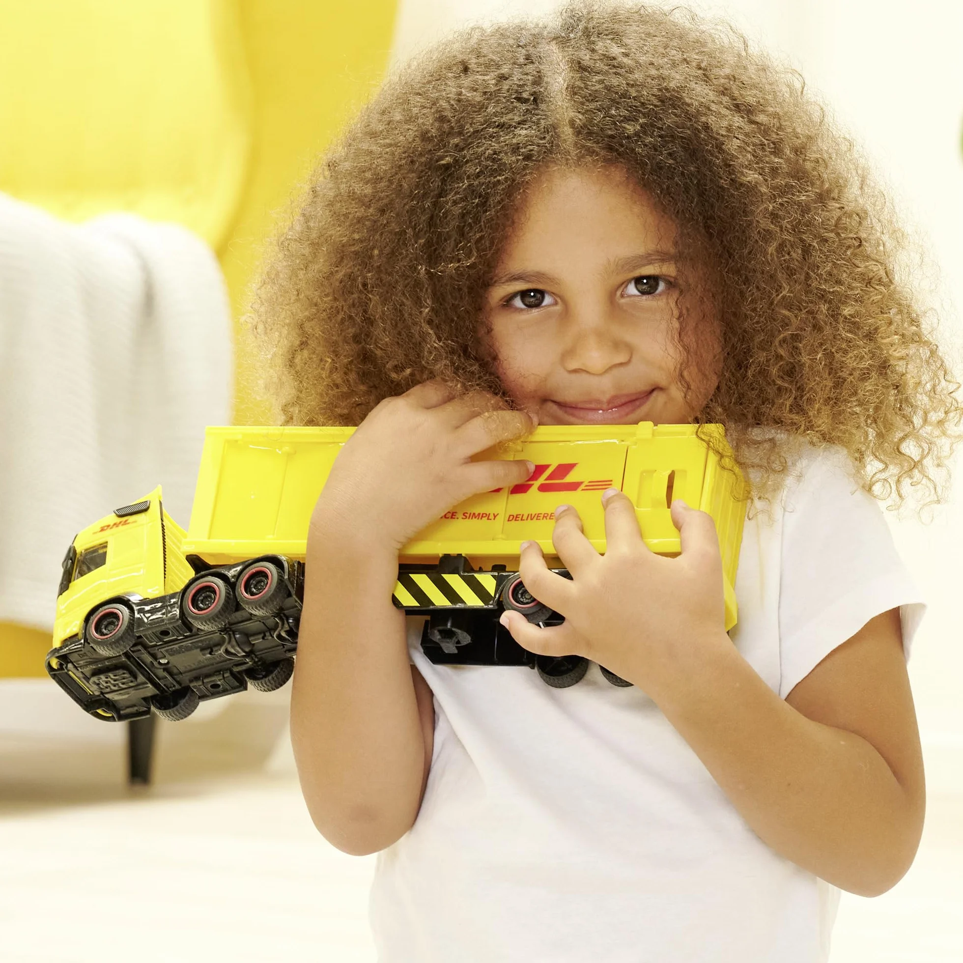 Dickie Toys 203747018 VOLVO Ciężarówka DHL, 35 cm