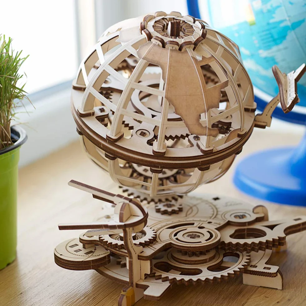 UGEARS Puzzle 3D z drewna, prezent na Dzień Ojca, obracający się drewniany zestaw do budowy – mechaniczny globus z promem i sputnikiem – samodzielnie montowane drewniane zestawy modelarskie dla