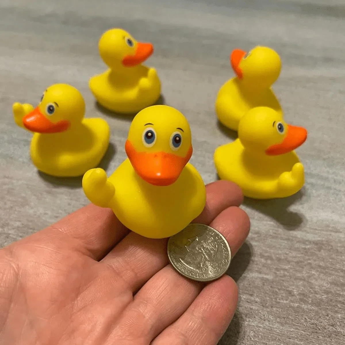 Gumowe kaczki, 5,5 cm palec gumowa kaczka, kaczki śmieszna guma śliczna mała gumowa kaczuszka akcesoria samochodowe do dekoracji deski rozdzielczej samochodu Jeep (3 szt.)