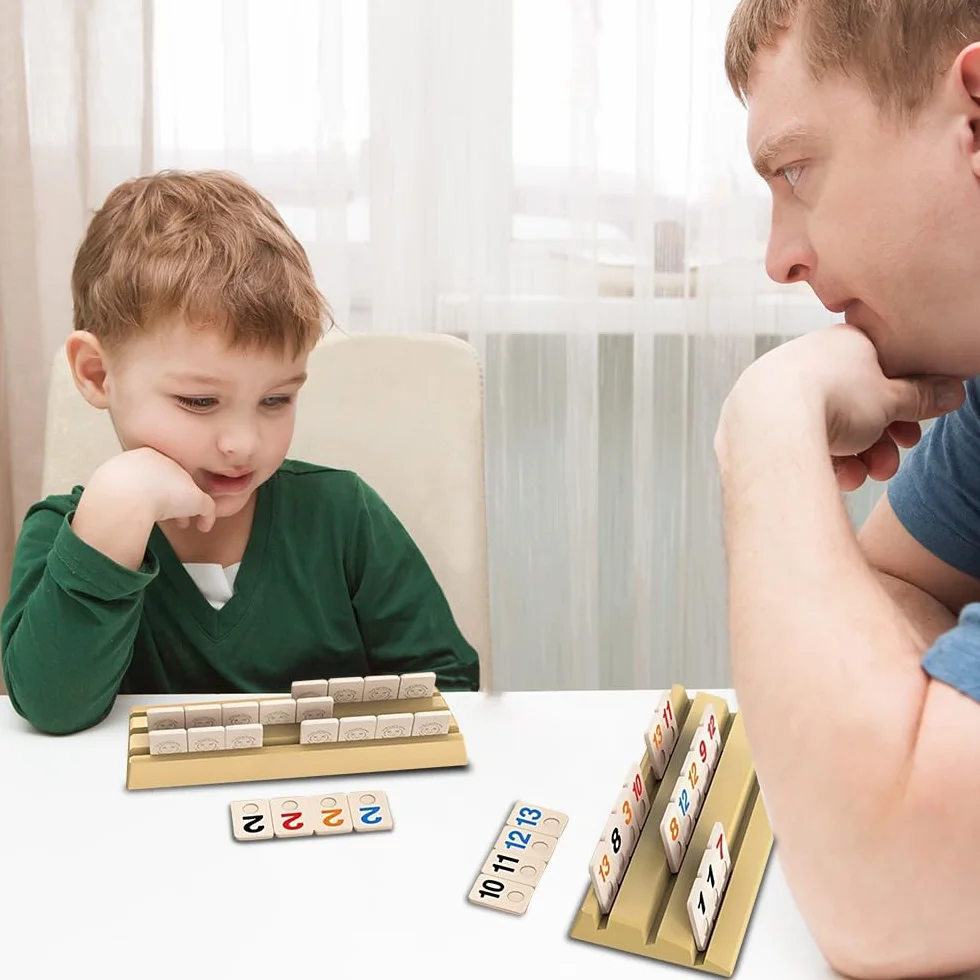 Zestaw mini Rummy z 114 kamieniami do gry, 4 drewnianymi uchwytami na kamienie, 1 torba do przechowywania i instrukcja obsługi (może nie być dostępna w języku polskim), interesująca gra Rummy