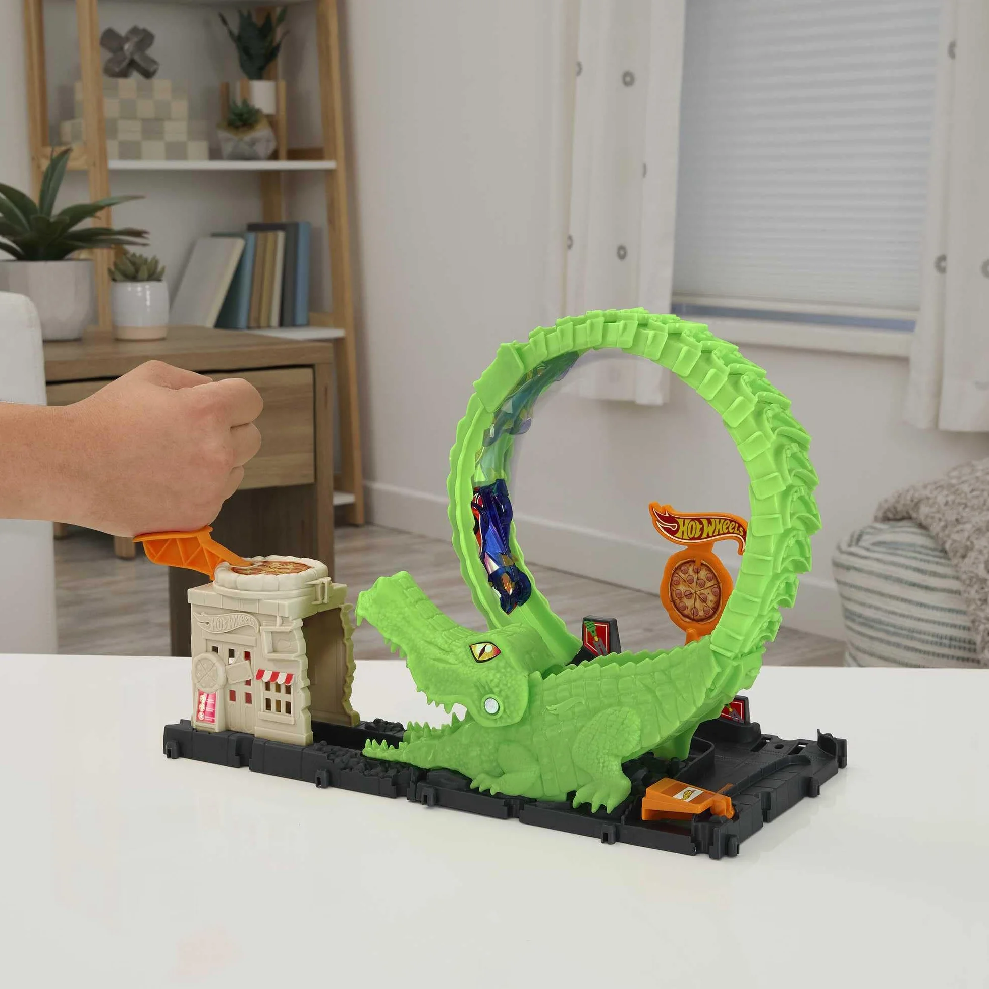 Hot Wheels City Pętla krokodyla Zestaw tematyczny z motywem pizzy, torem łączącym się z innymi zestawami i 1 pojazdem Hot Wheels HKX39