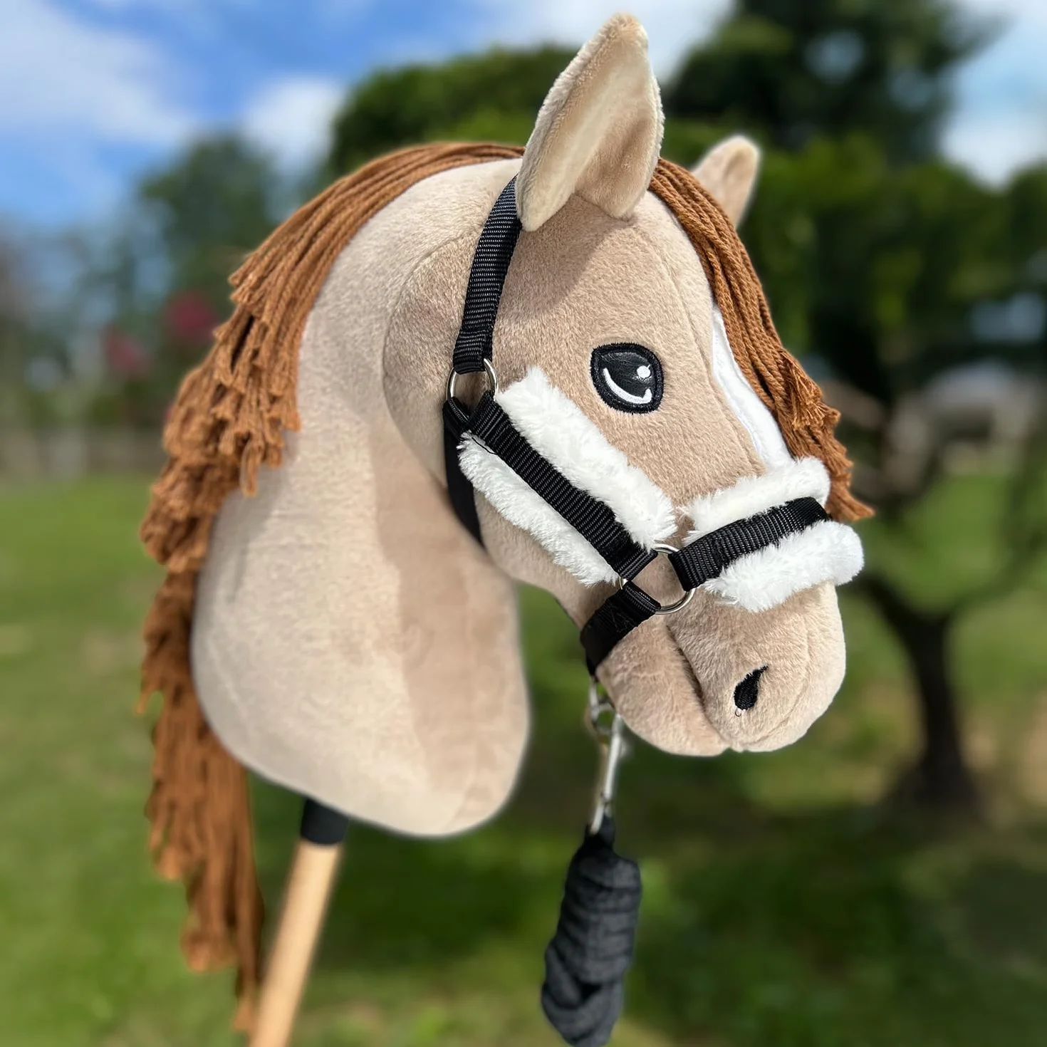 Hobby Horse Beige A3, kompletny kij koń z siatką, mors, lejce, kantar i czarno-biała czapka przeciw owadom. kij do hobby koni dla dzieci i młodzieży