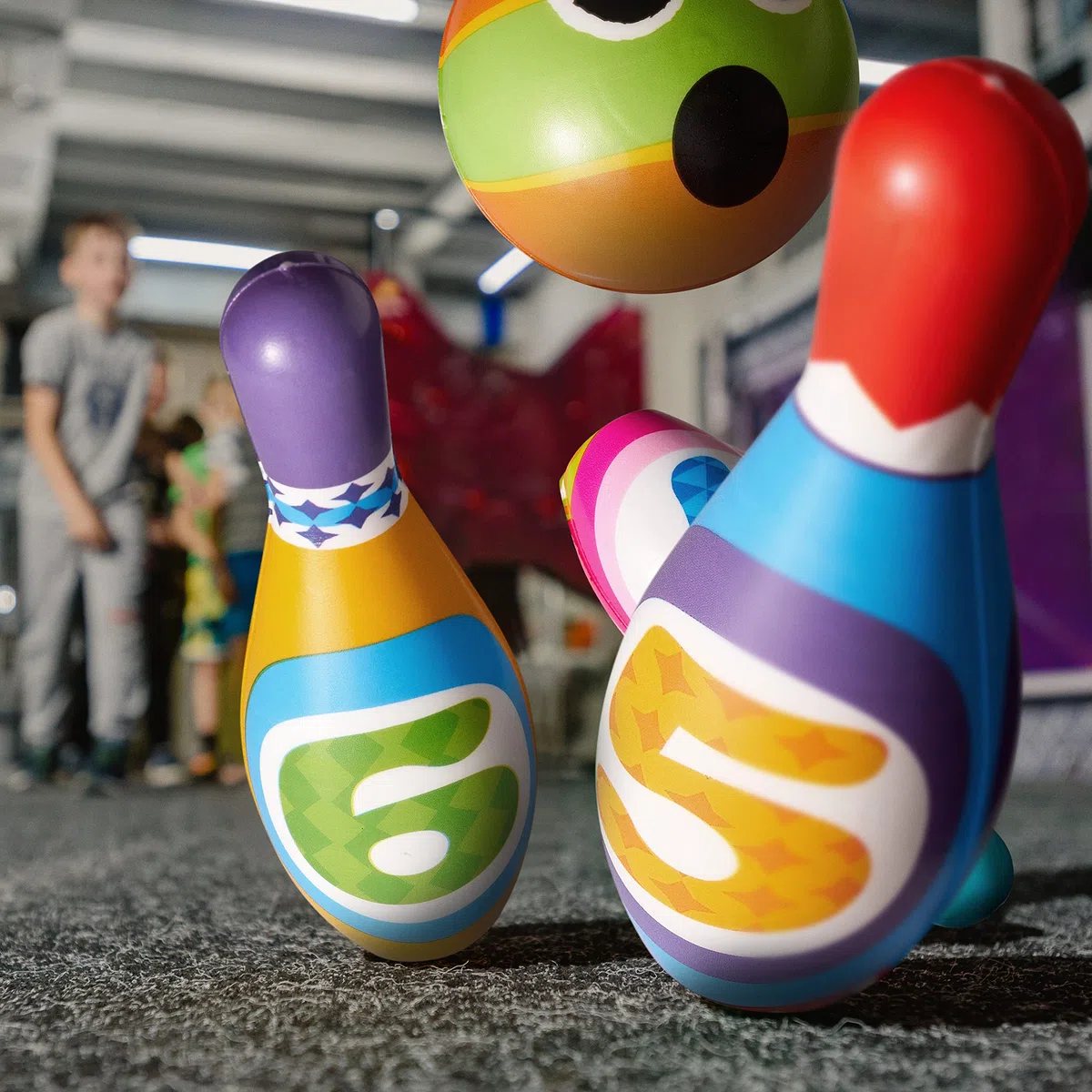 THE TWIDDLERS Zestaw kręgli z miękkiej pianki dla dzieci z 2 piłkami - edukacyjna i zabawna gra w kręgle dla małych dzieci i dzieci - gra w kręgle dla maluchów - idealna zabawka na zewnątrz dla