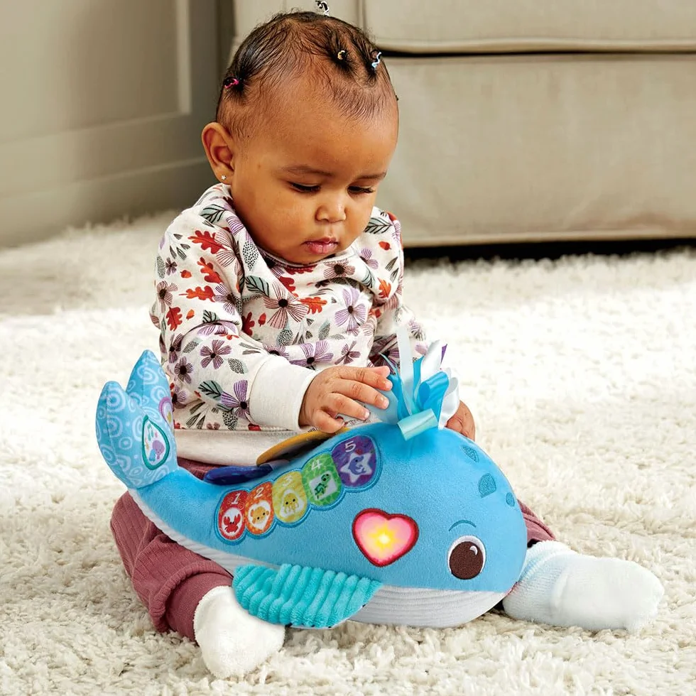 VTech - Ocean, My Musical Whale, interaktywny i zmysłowy pluszak dla niemowląt wykonany z trwalszych materiałów, zabawka do budzenia, prezent z okazji narodzin dziecka od 3 miesięcy - zawartość w