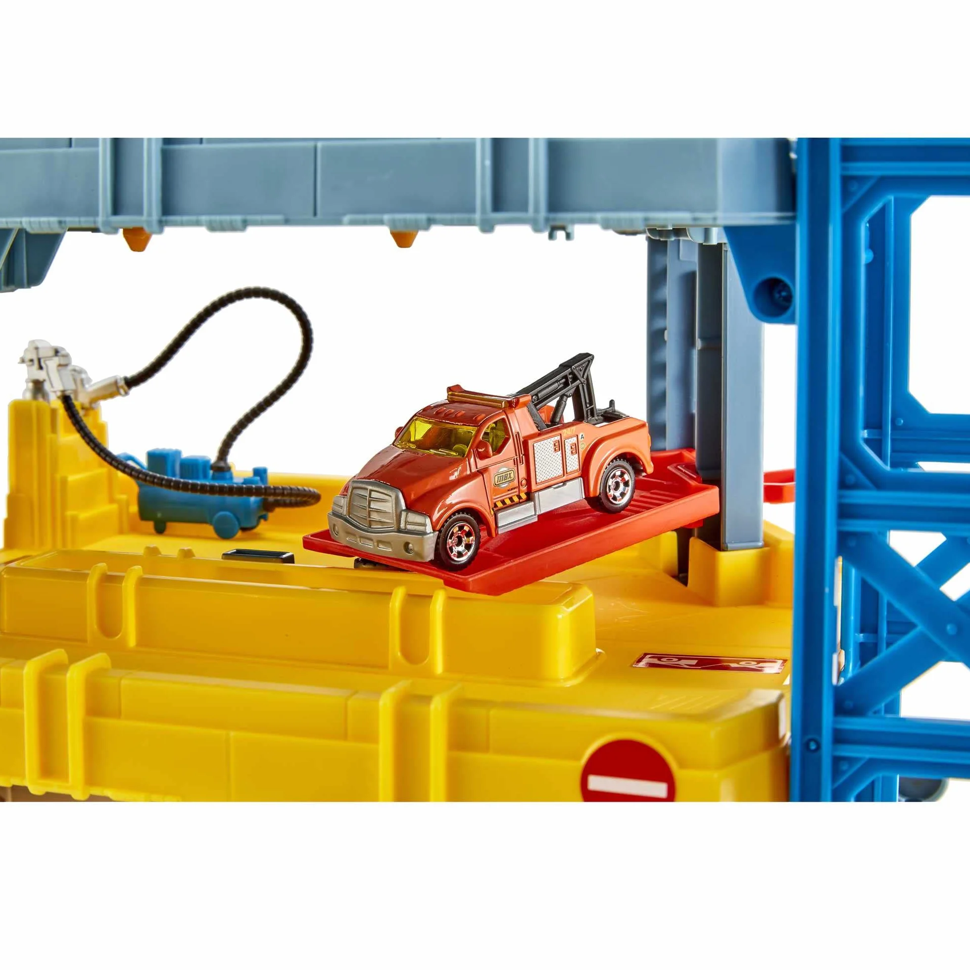 Matchbox 4-poziomowy Garaż Zestaw do zabawy dla dzieci. Znajdziesz tutaj wszystko, czego potrzebujesz, by pomknąć ku przygodom, CJM67