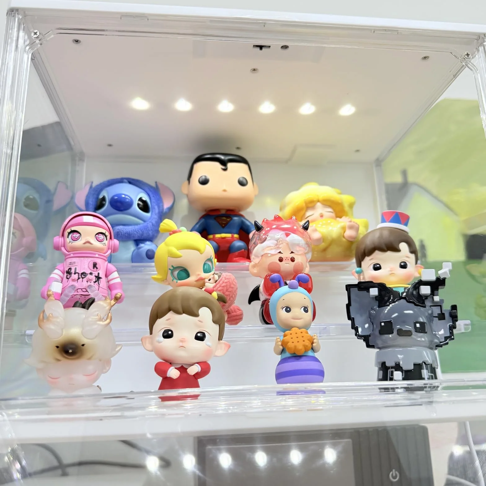Witryna kolekcjonerska, przezroczyste pudełko prezentacyjne z LED, akrylowa gablota z magnetycznymi drzwiczkami do Funko Pop, figurki Pop, modelki, figurki akcji, niewidome pudełko 27 × 21 ×