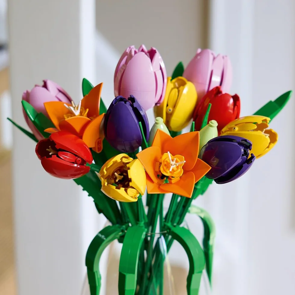 LEGO Botanicals Bukiet tulipanów, dekoracja kwiatowa, zestaw konstrukcyjny dla dorosłych z różnokolorowymi tulipanami w pięciu wersjach, pomysł na prezent dla kobiety i mężczyzny, na imieniny 11501