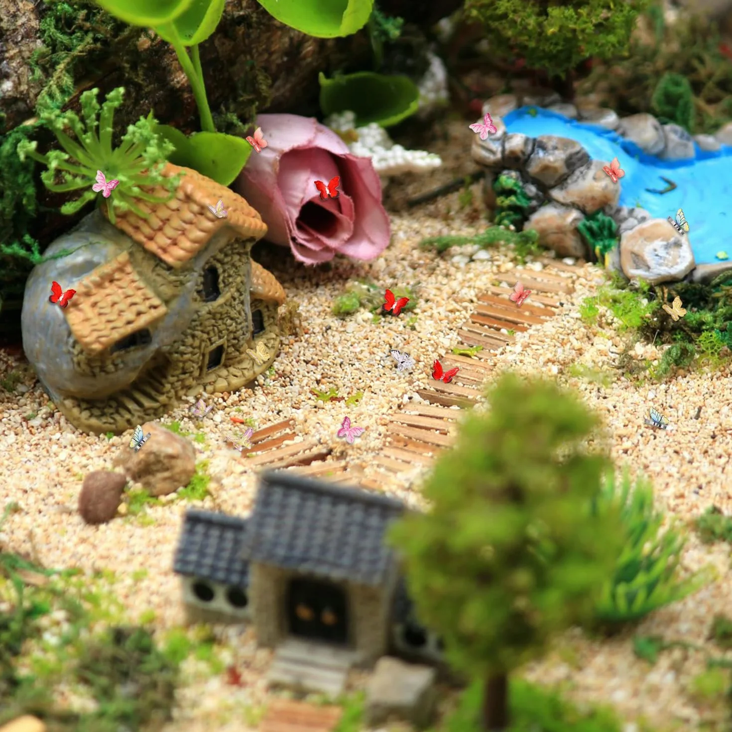 50szt Mikro Motyle z Zywicy, Rózne Kolorowe Male Motyle z Zywicy Miniaturowe Domki dla Lalek, 3D Zawieszki do Paznokci w Ksztalcie Motyla Mikro Dekoracje Krajobrazu do Rekodziela Bajkowy Dom