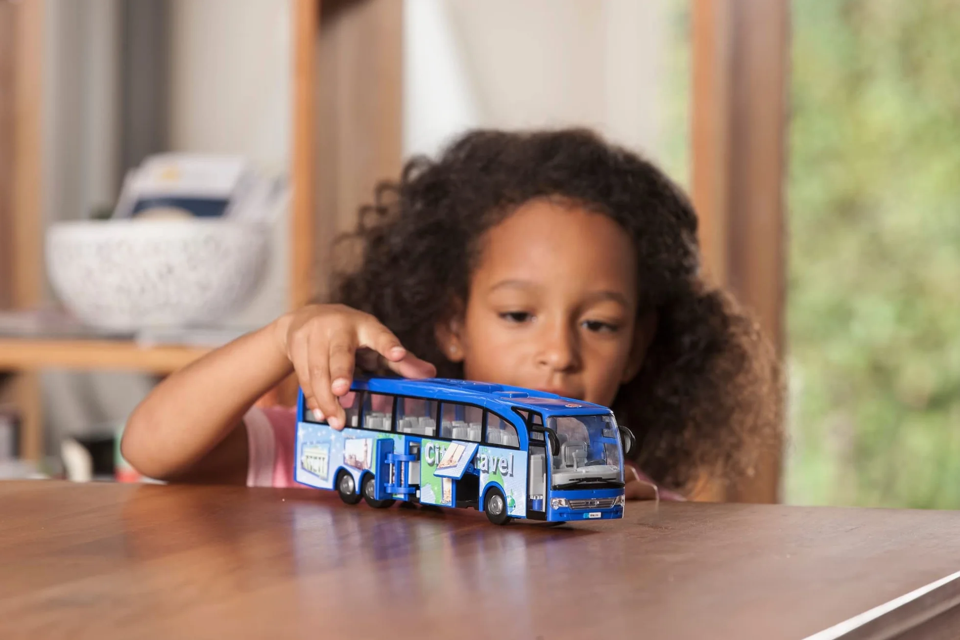 Dickie Toys 203745005 Autobus turystyczny, zabawkowy autokar z tarciem, drzwi otwierane, 2 wersje kolorystyczne, wybór koloru losowy czerwony lub niebieski, dla dzieci od 3 lat, 30 cm