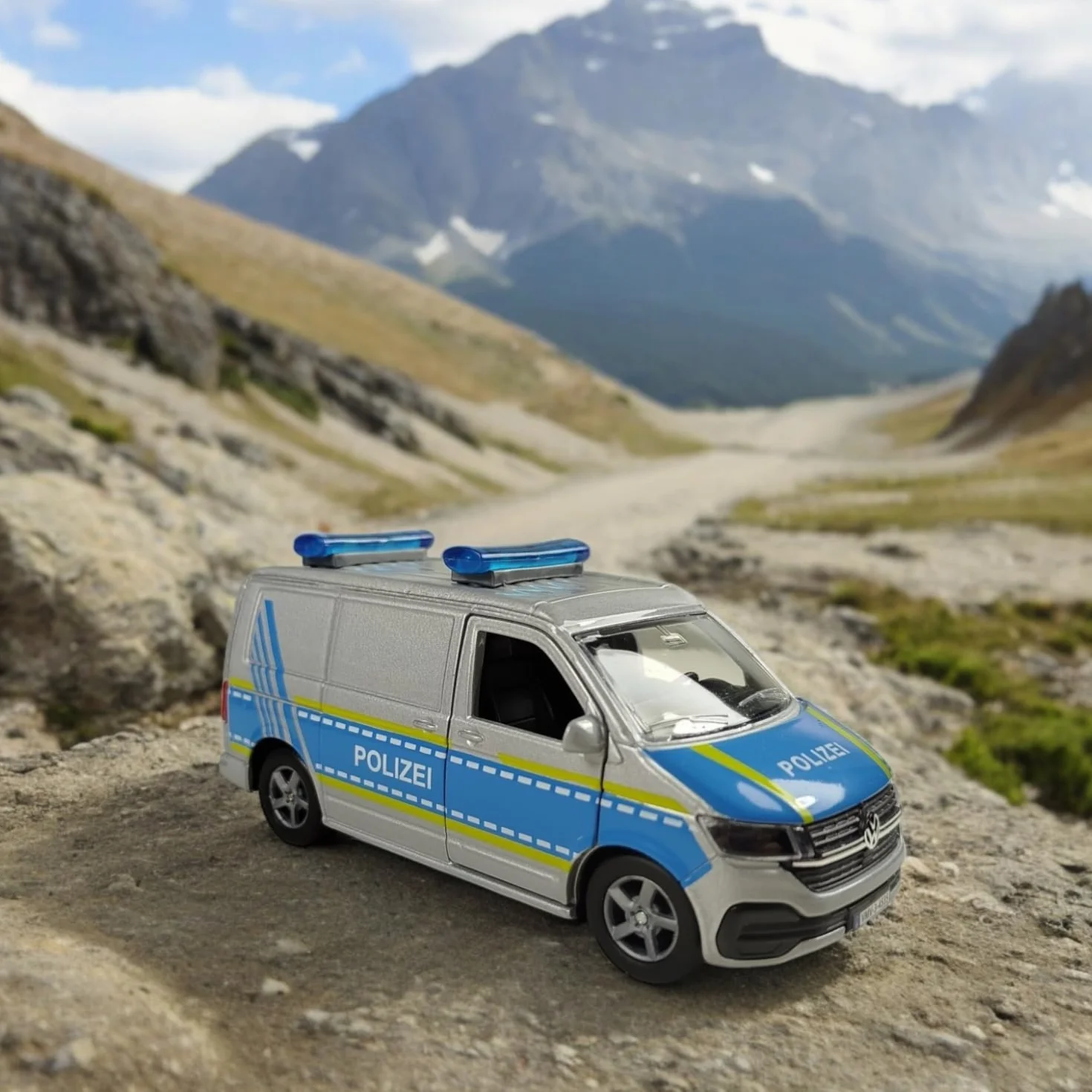 Kids Globe VW Transporter Policja z łodzią DE Die Cast Pull Back 29 cm, zabawka dla dzieci, 520360