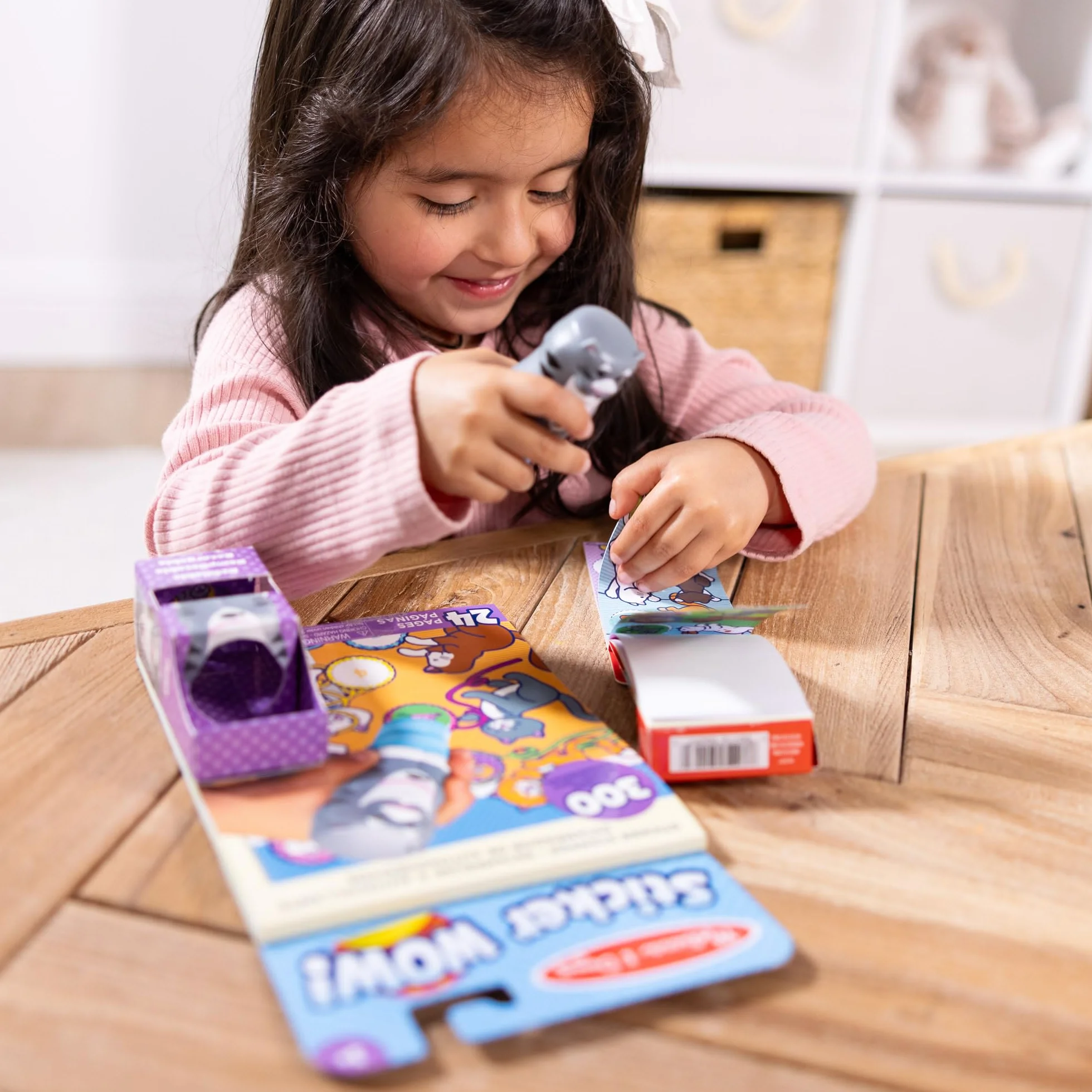 Melissa & Doug Naklejka Wow!™ Pakiet kota: 24-stronicowa podkładka do aktywności, stempel naklejki, mini podkładka do aktywności, 500 naklejek, sztuka i rzemiosło zabawka Fidget kolekcjonerska postać