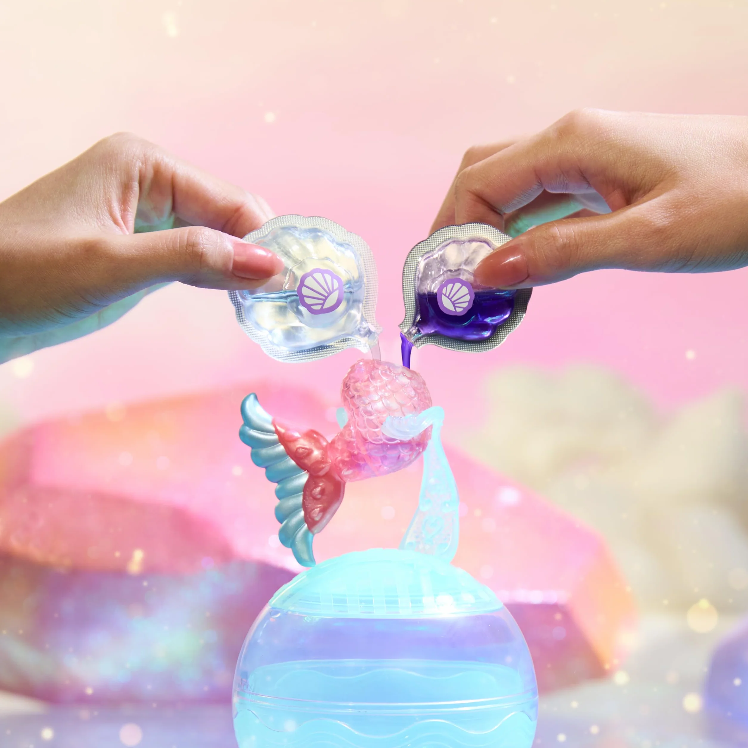 L.O.L. Surprise! Mermaids Makeover Magic Tots – Zestaw do Tworzenia Błyszczyków dla Ciebie i Twojej Lalki. Mieszaj i Twórz Własny Makijaż, Baw się w Wodzie! Do Zebrania 6 Laleczek. Dla Dzieci od 4 Lat