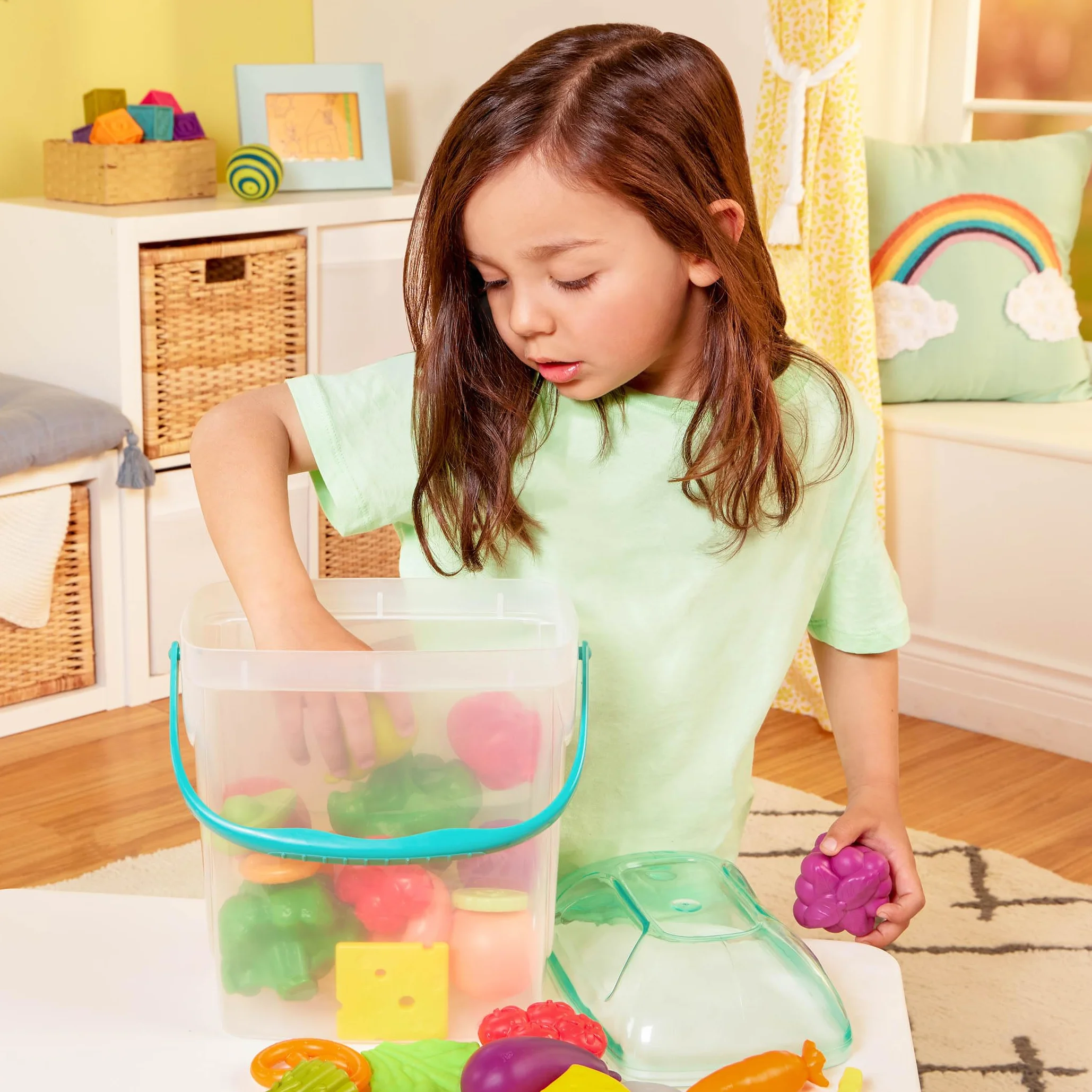 B. toys Zestaw planszy, 32-częściowy zestaw do zabawy - Educational Book for Toddlers - Storage Bucket with Lid - 2 Years + - Foodie Fun, wielokolorowy (Branford BX2125Z)