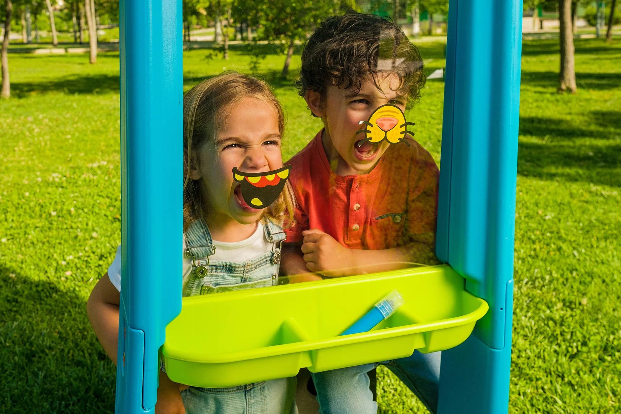 FEBER - Art & Fun Board Przezroczysty łupek w kształcie sztalugi dla dzieci do malowania i zabawy, z 4 kolorowymi pisakami, naklejkami i klipami do umieszczania papierów i kalki, słynny (800013532)
