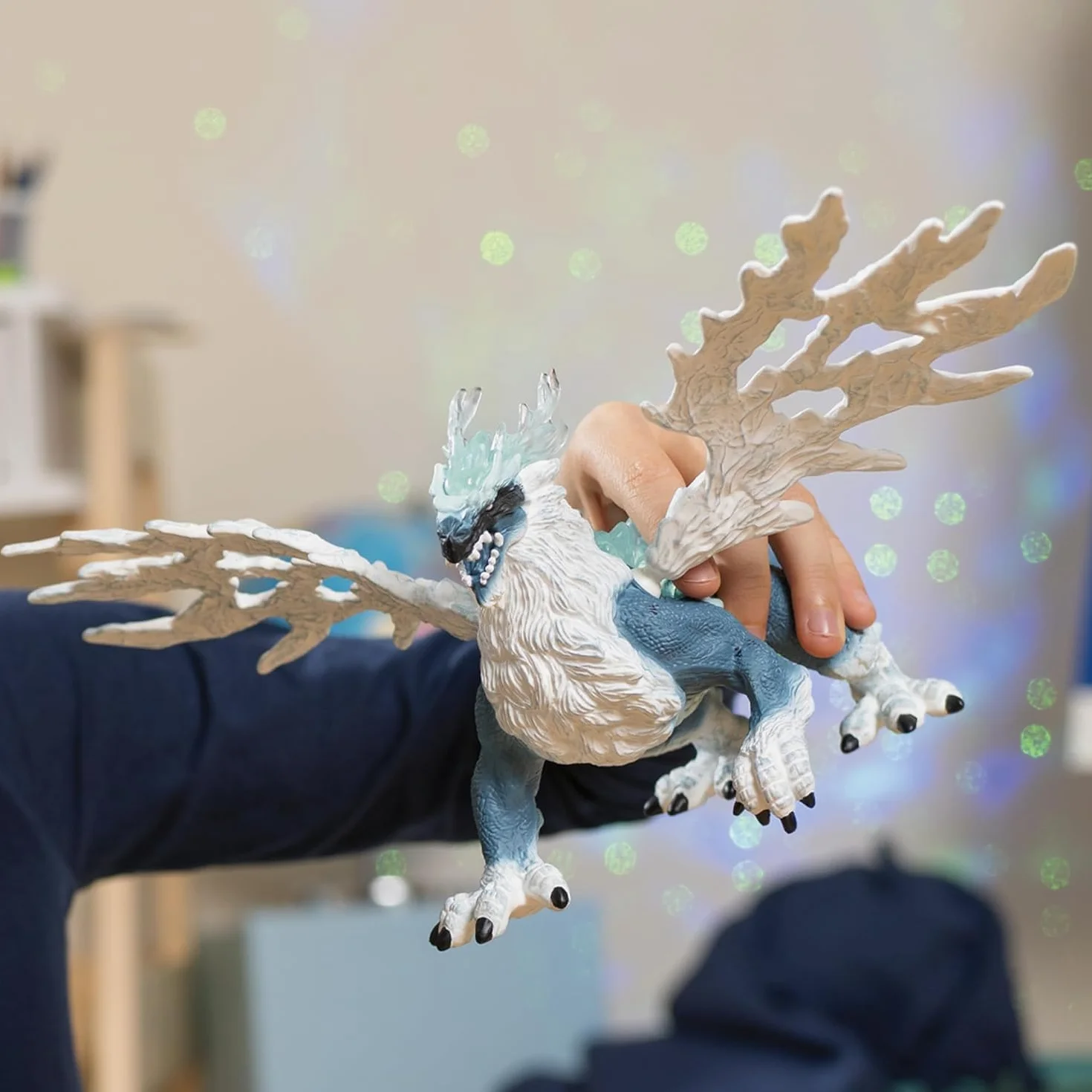 schleich ELDRADOR Creatures | Smok lodowy 70790 | figurka potwora z ruchomymi skrzydłami i przezroczystymi elementami | prezent dla dziewczynek i chłopców | zabawka od 7 lat | 20 x 15 x 13 cm