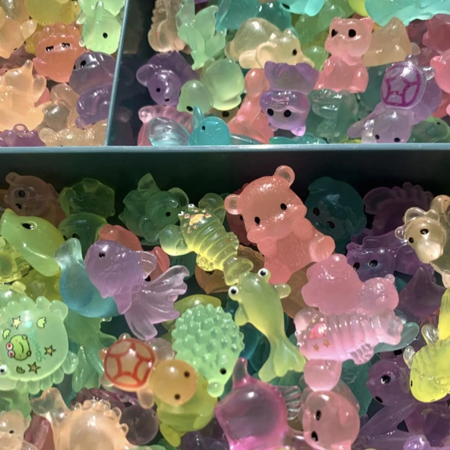 Małe Figurki Zwierząt,50 Sztuk Świecących Żywicznych Mini Statuetek,Małe zwierzęce figurki zabawkowe - do Akwarium, Ogrodu Wróżek, Aranżacji Krajobrazu, Tarasu, Domu,