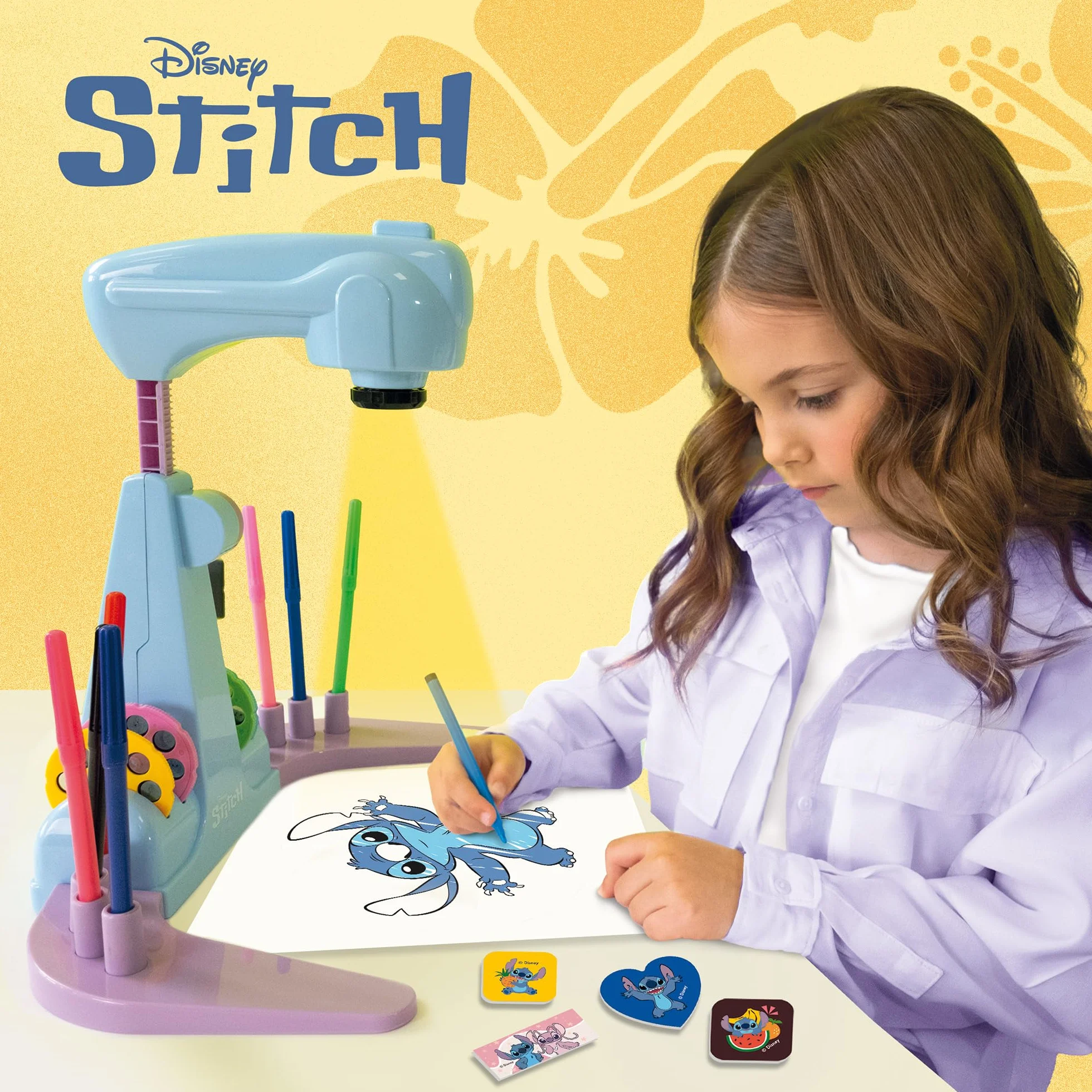 Lisciani DISNEY STITCH - Szkoła rysowania projektora dla dzieci w wieku od 5 lat - projektor LED z 4 dyskami - kreatywny zestaw z pisakami filcowymi, naklejkami i arkuszami, aktywność ręczna bez