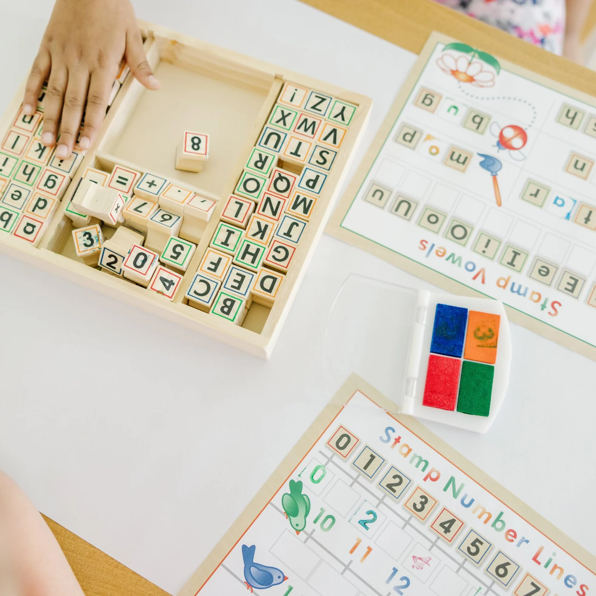 Melissa & Doug – luksusowy drewniany zabawkowy zestaw pieczątek z literkami i cyferkami | rzemiosło i sztuka | zestawy pieczątek i szablonów | 3+ | prezent dla chłopca lub dziewczynki