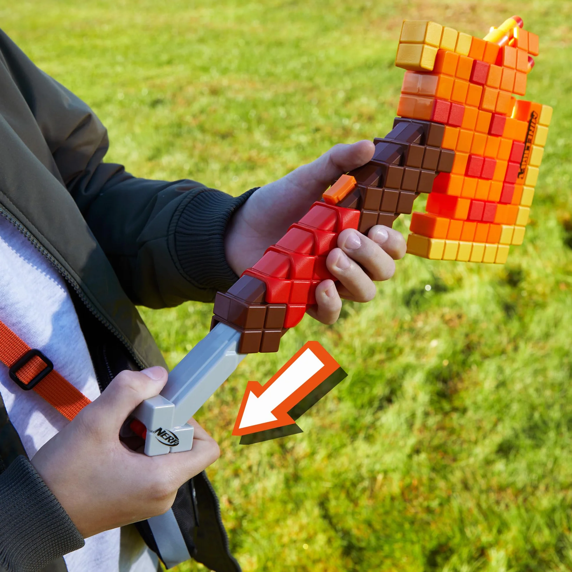 NERF Minecraft Firebrand: Toporek do rzucania, 6 elitarnych rzutków piankowych, projekt inspirowany grą, rozwijane gruntowanie, zabawki