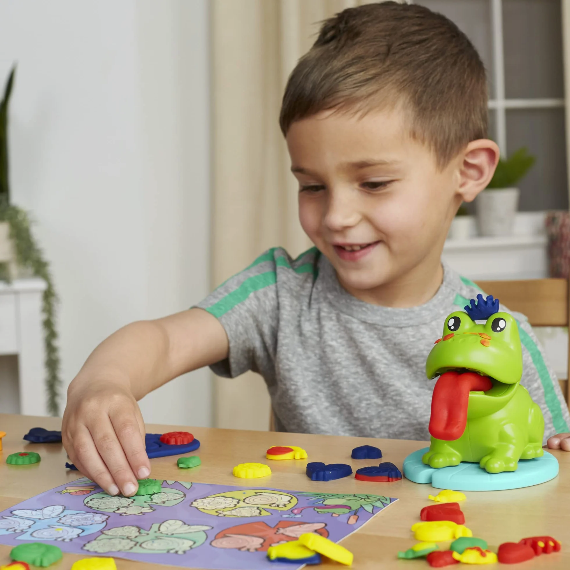 Play-Doh Zestaw Startowy Żaba i nauka kolorów | 4 pojemniki z ciastoliną po 28 g | Zabawkowa żabka i mata do zabawy | Zabawka dla 3-latka i dla Przedszkolaka | Pomysł na prezent dla dzieci