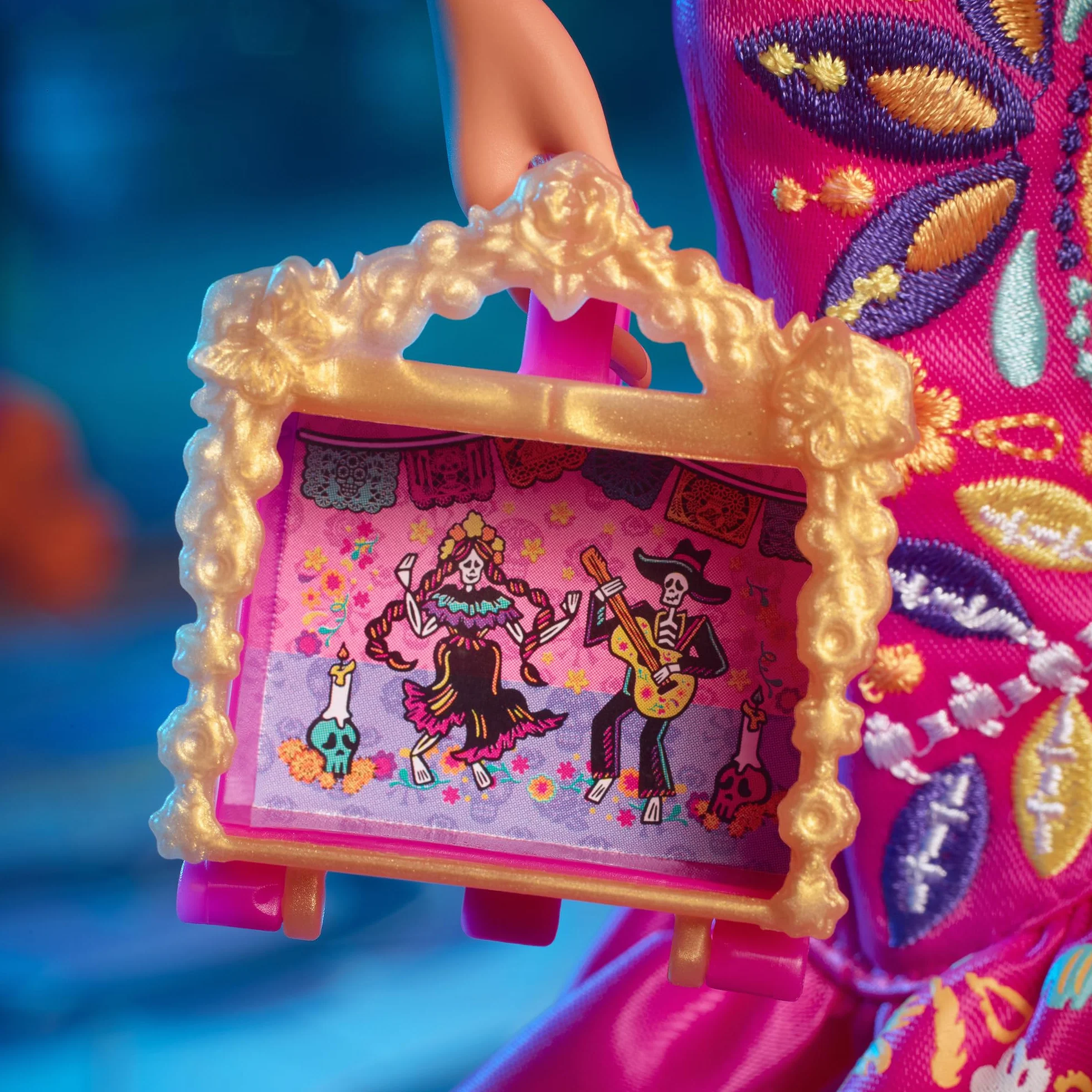 Barbie Dia de Muertos Lalka (2023) w różowej sukni z falbankami + „ofiara” na domowy ołtarzyk, Barbie Signature HJX14