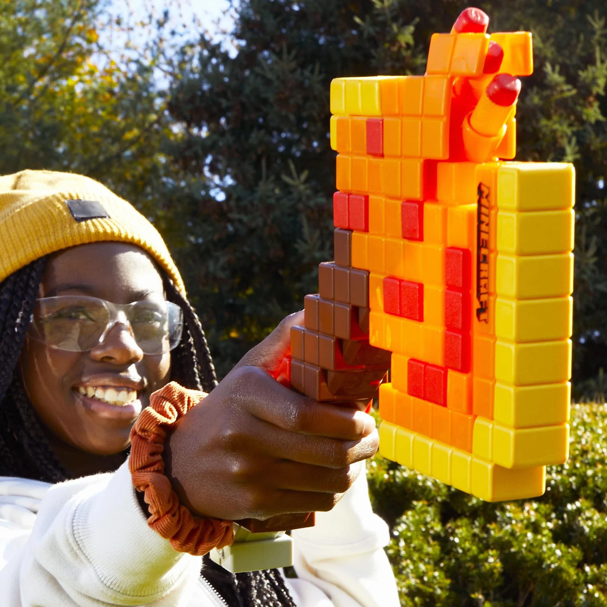 NERF Minecraft Firebrand: Toporek do rzucania, 6 elitarnych rzutków piankowych, projekt inspirowany grą, rozwijane gruntowanie, zabawki