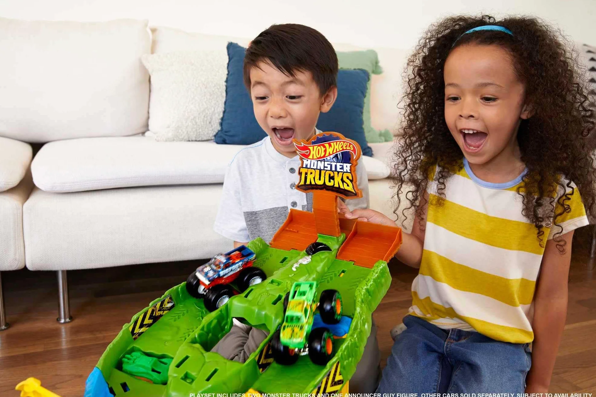 Hot Wheels Monster Trucks Tor wyścigowy Turniej Tytanów Zestaw z pojazdami Bigfoot i Gunkster do rywalizacji, zabawka dla dzieci od 4 roku życia, HJG32