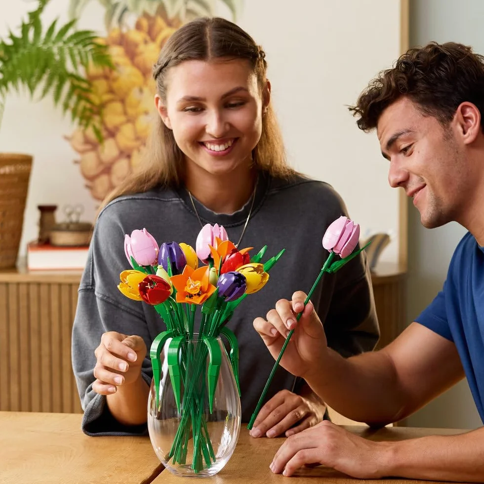 LEGO Botanicals Bukiet tulipanów, dekoracja kwiatowa, zestaw konstrukcyjny dla dorosłych z różnokolorowymi tulipanami w pięciu wersjach, pomysł na prezent dla kobiety i mężczyzny, na imieniny 11501