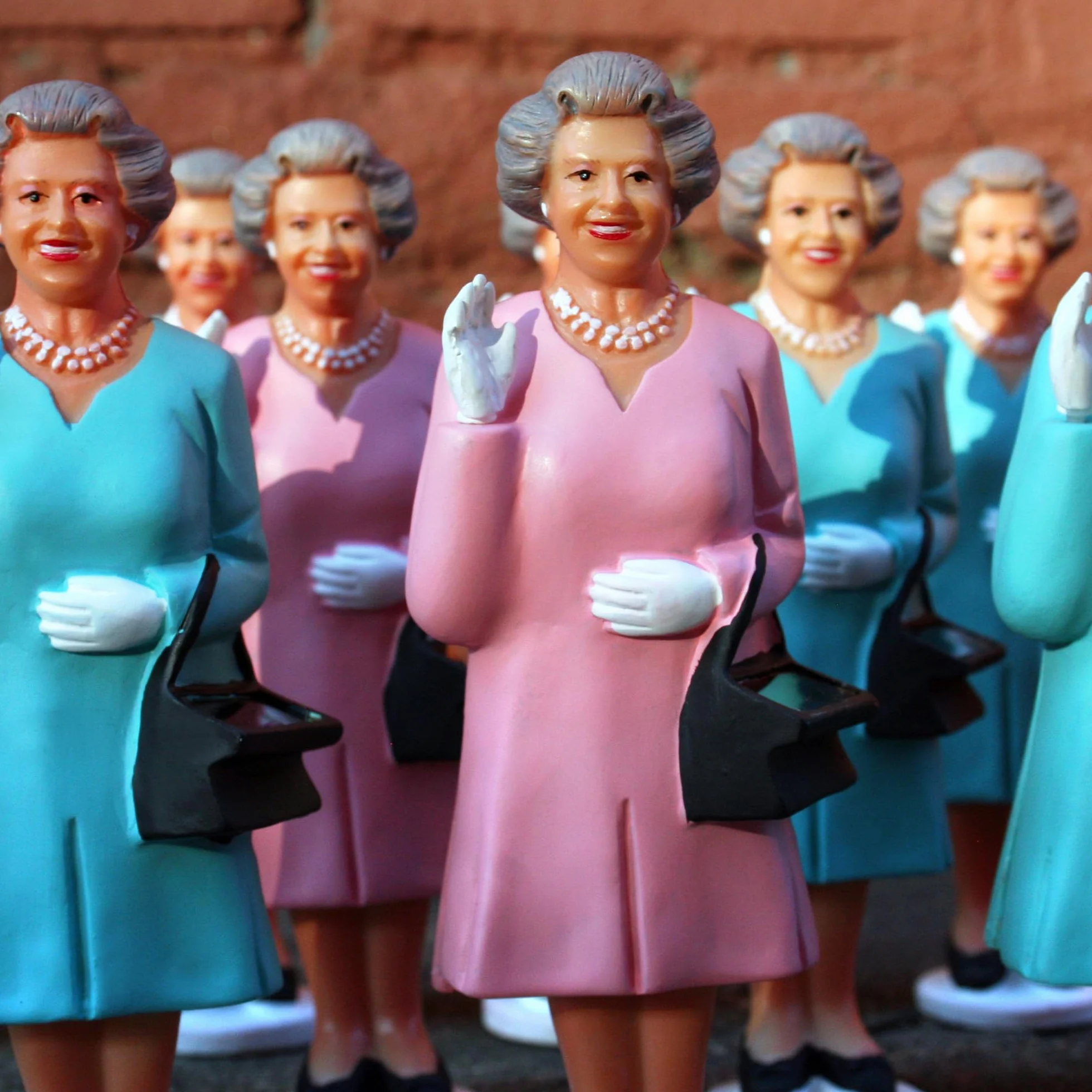Kikkerland Solar Queen Derby Edition Figurka, Plastik, Niebieski, 8.0x5.0x19.0 cm