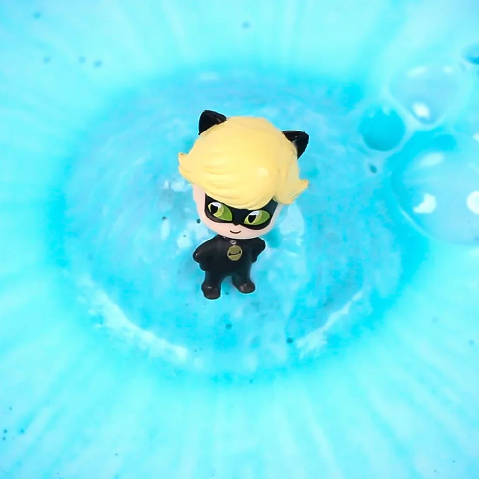ZIMPLI - Large Miraculous Surprise Bath Bomb, 1 z 6 zabawek Miraculous do zebrania, 1 zabawka w każdej kuli Baff Bombz, kolekcjonerskie prezenty dla dziewczynek i chłopców