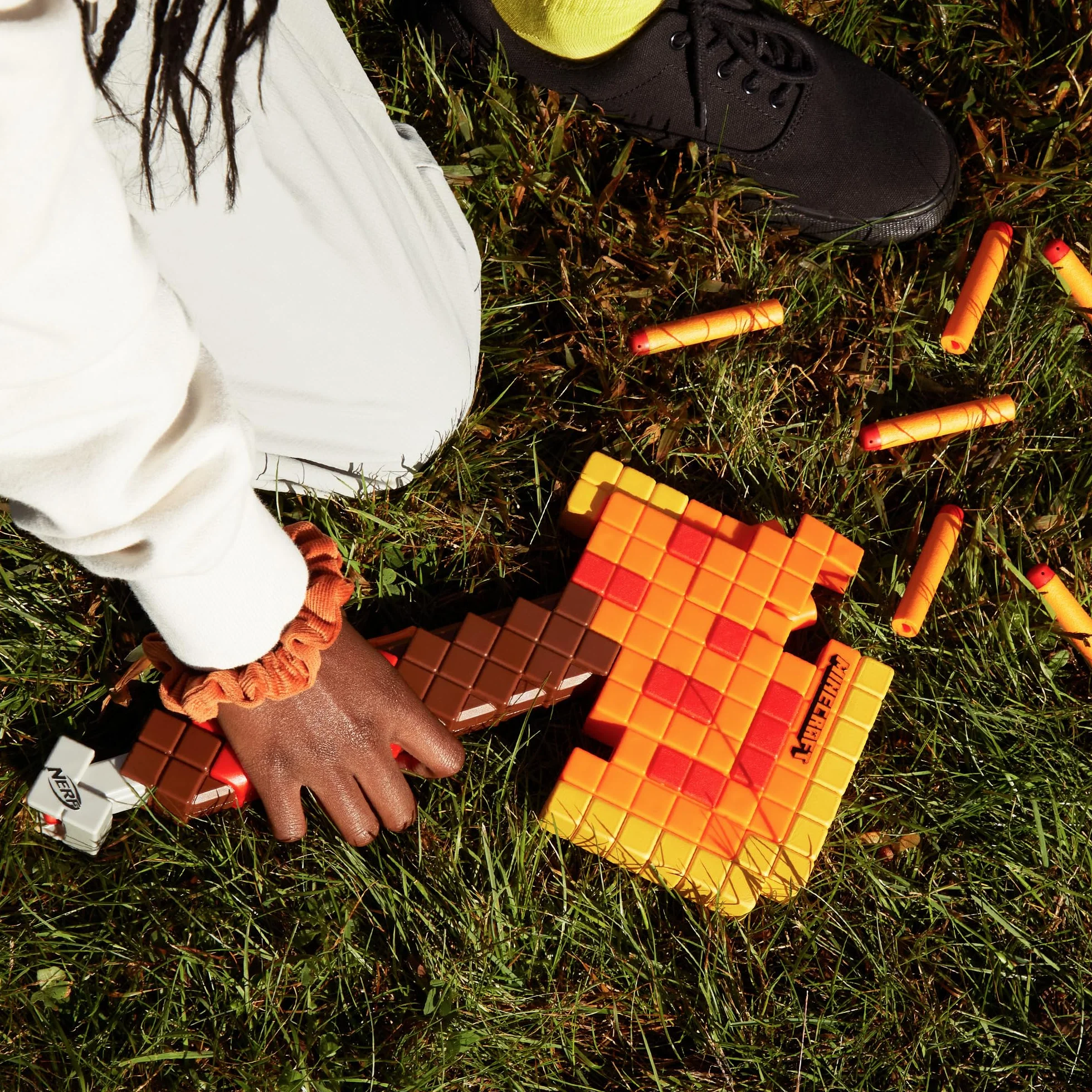 NERF Minecraft Firebrand: Toporek do rzucania, 6 elitarnych rzutków piankowych, projekt inspirowany grą, rozwijane gruntowanie, zabawki