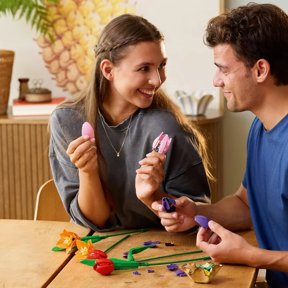 LEGO Botanicals Bukiet tulipanów, dekoracja kwiatowa, zestaw konstrukcyjny dla dorosłych z różnokolorowymi tulipanami w pięciu wersjach, pomysł na prezent dla kobiety i mężczyzny, na imieniny 11501