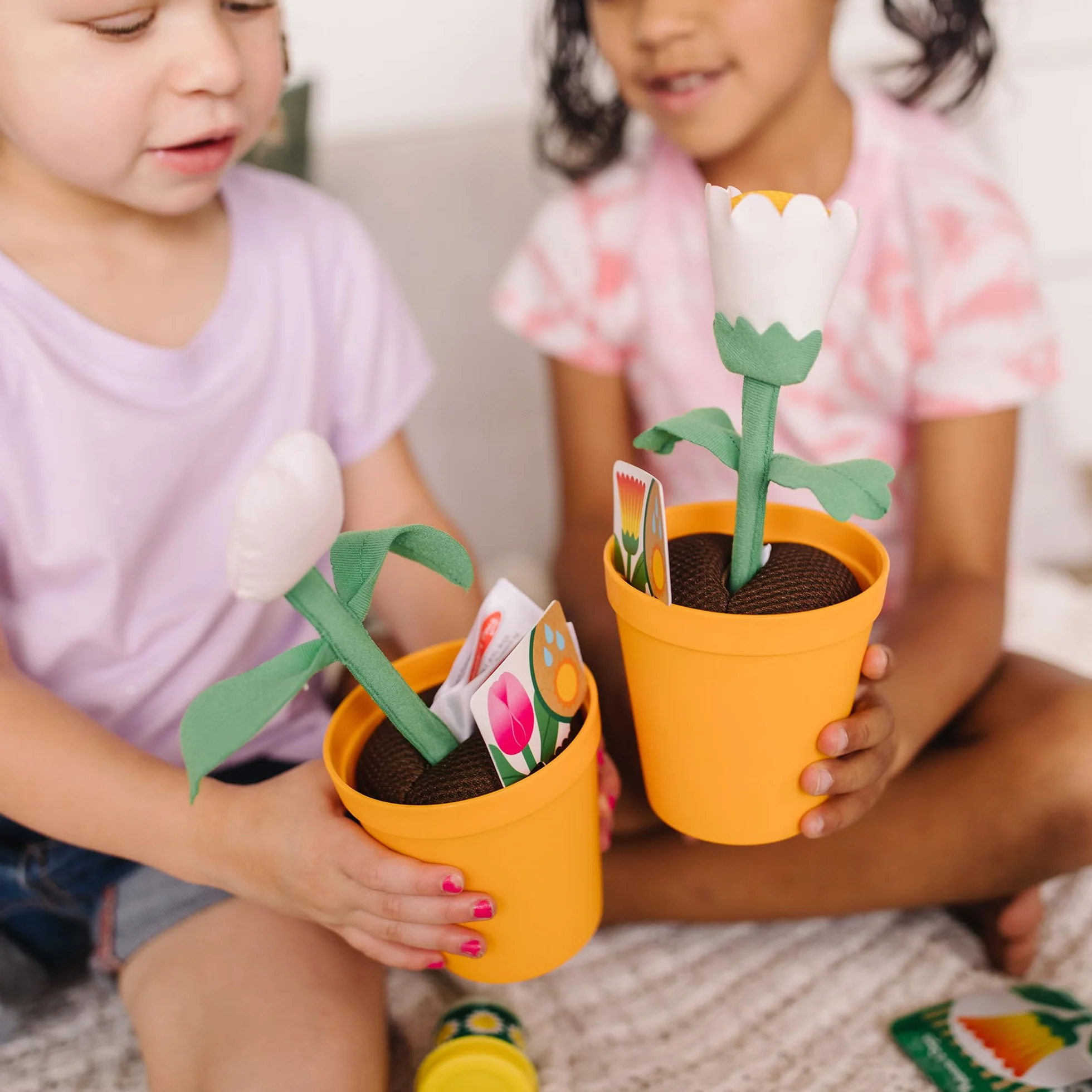 Melissa & Doug Let's Explore Flower Gardening zestaw do zabawy w ogrodzie, zabawka udawana | wiek 3 + | prezent dla chłopca lub dziewczyny