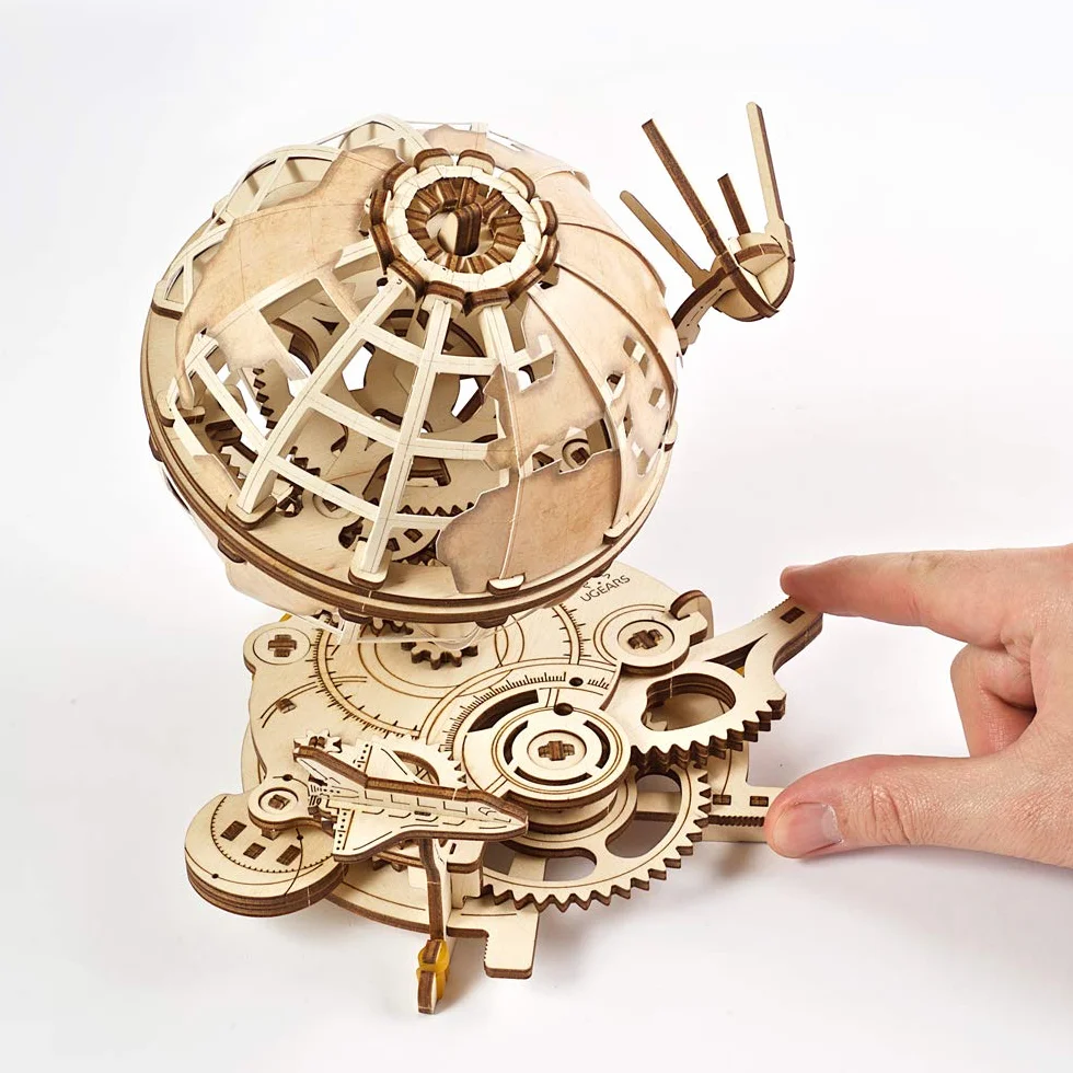 UGEARS Puzzle 3D z drewna, prezent na Dzień Ojca, obracający się drewniany zestaw do budowy – mechaniczny globus z promem i sputnikiem – samodzielnie montowane drewniane zestawy modelarskie dla