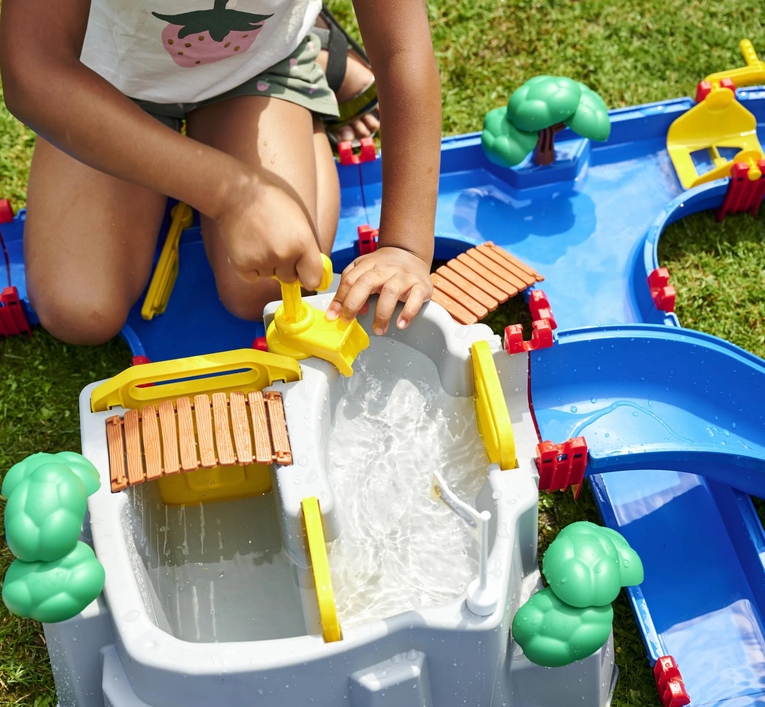 AquaPlay 8700001542 Edukacyjny Tor wodny Góra z wodospadem, zjeżdżalnia, figurki, łódki, kontener, Przenośny Zestaw, zabawka wodna outdoor do użytku na zewnątrz dla Dzieci w wieku od 3 lat