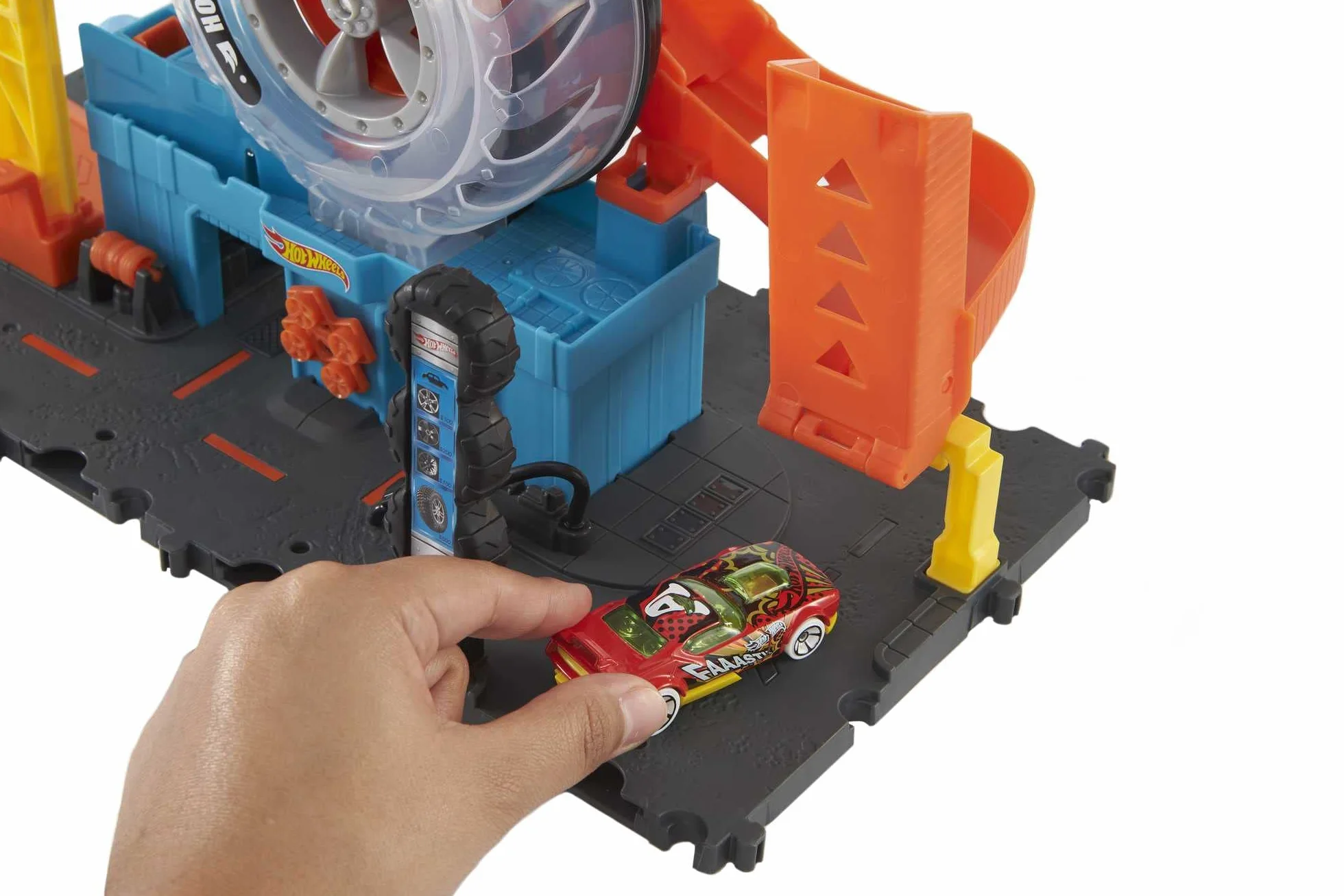 Hot Wheels City Wyścigowy Warsztat opon, zestaw do zabawy z 1 pojazdem Hot Wheels, zakręć kluczem, aby przewozić samochodziki po warsztacie, prezent dla dzieci od 4 do 8 lat, HDP02