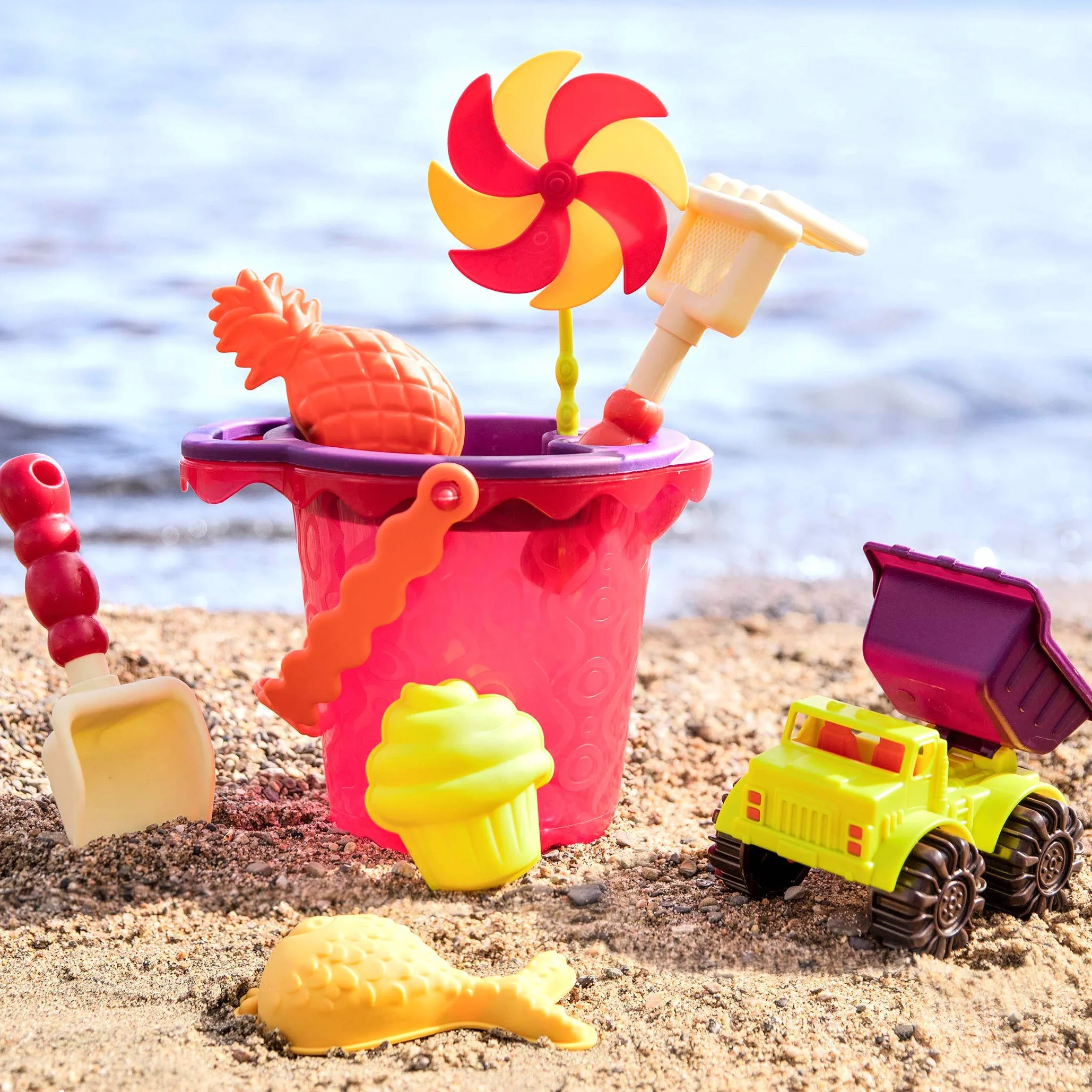 B. toys – Sands Ahoy – zestaw do zabawy plażowej – średni zestaw wiader (mango) z 9 unikalnymi zabawkami piaskowo-wodnymi – ftalanów i BPA – 18 m+