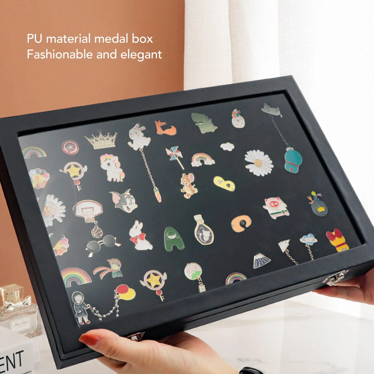 Pin Display Case, 13,8 X 9,4 X 2 Cale, Duża pojemność, Przezroczysta Pyłoszczelna Ramka do Kolekcji Pinów, Rama Shadow Box na Medale Wojskowe, Tagi Plażowe, Szpilki do Biżuterii