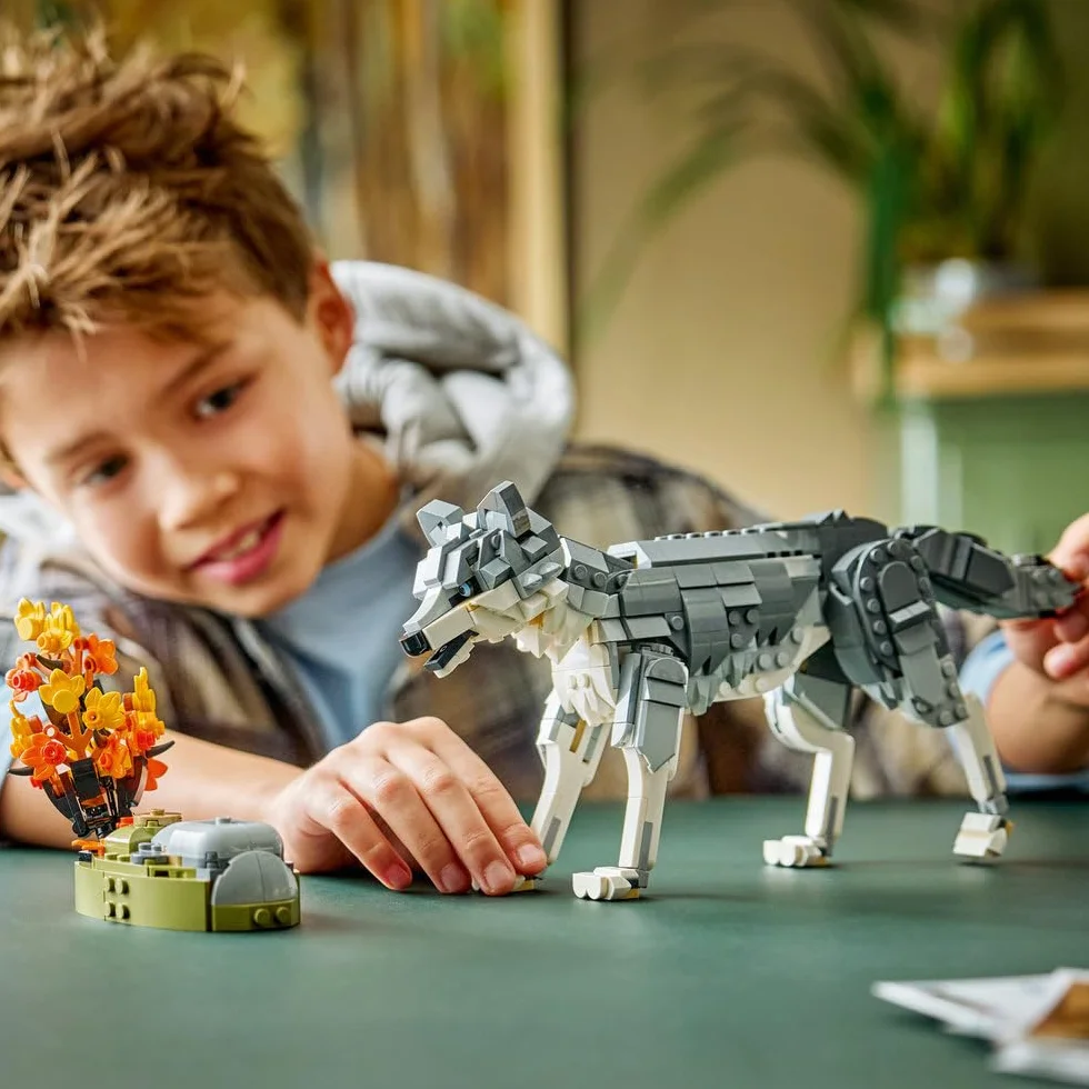LEGO Creator 3 w 1 Leśne zwierzęta: Wilk szary, zabawka konstrukcyjna dla dzieci, 3 opcje figurek zwierząt: wilk, sokół lub szop, pomysł na prezent dla chłopca i dziewczynki od 8 lat 31393