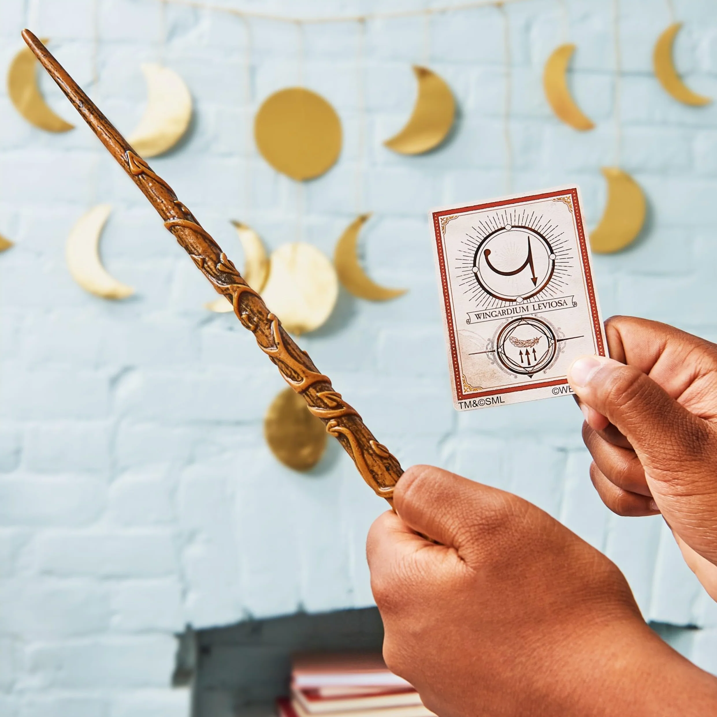 Wizarding World Harry Potter 30 cm czarująca magiczna różdżka Hermiona Granger z kolekcjonerską kartą zaklęć, zabawki dla dzieci od 6 lat