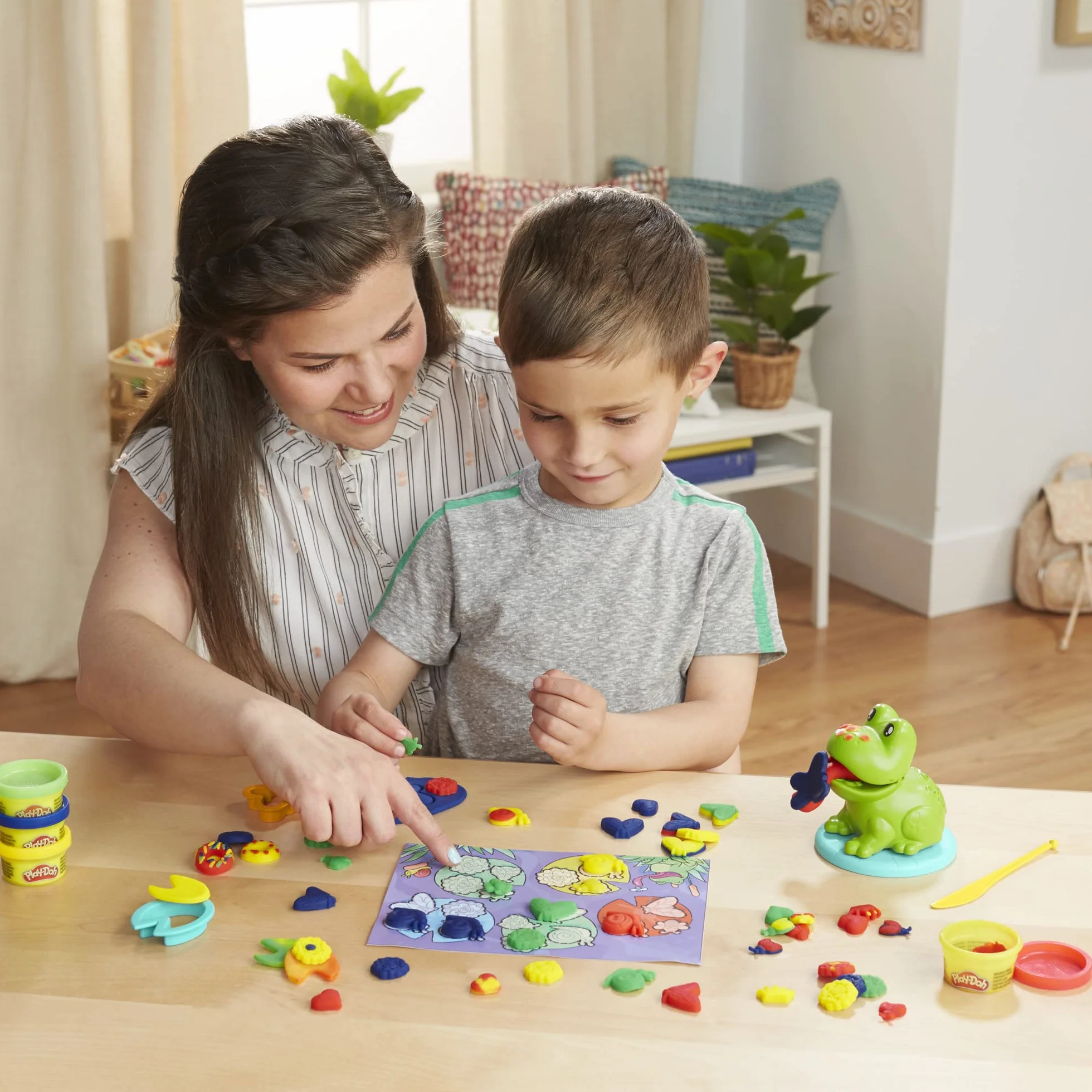 Play-Doh Zestaw Startowy Żaba i nauka kolorów | 4 pojemniki z ciastoliną po 28 g | Zabawkowa żabka i mata do zabawy | Zabawka dla 3-latka i dla Przedszkolaka | Pomysł na prezent dla dzieci