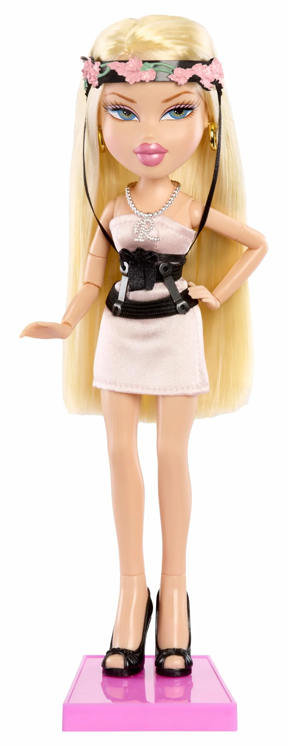 Bratz x Mean Girls Spring Fling Doll Regina– Kolekcjonerska Modna Lalka z Dwiema Stylizacjami, Różową Satynową Sukienką i Akcesoriami Inspirowanymi Filmem