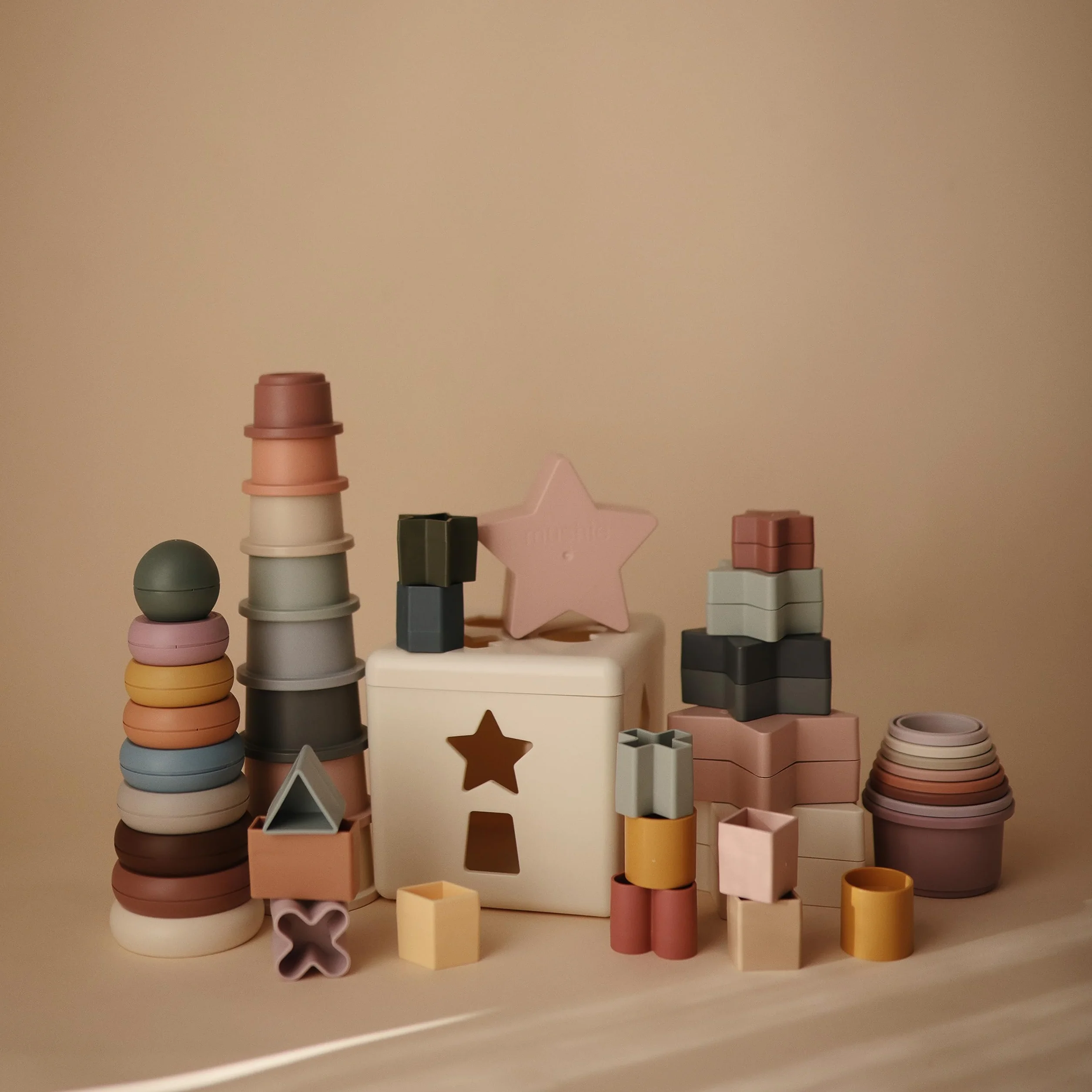 Mushie - Piramidka sensoryczna Ring Tower RUSTIC