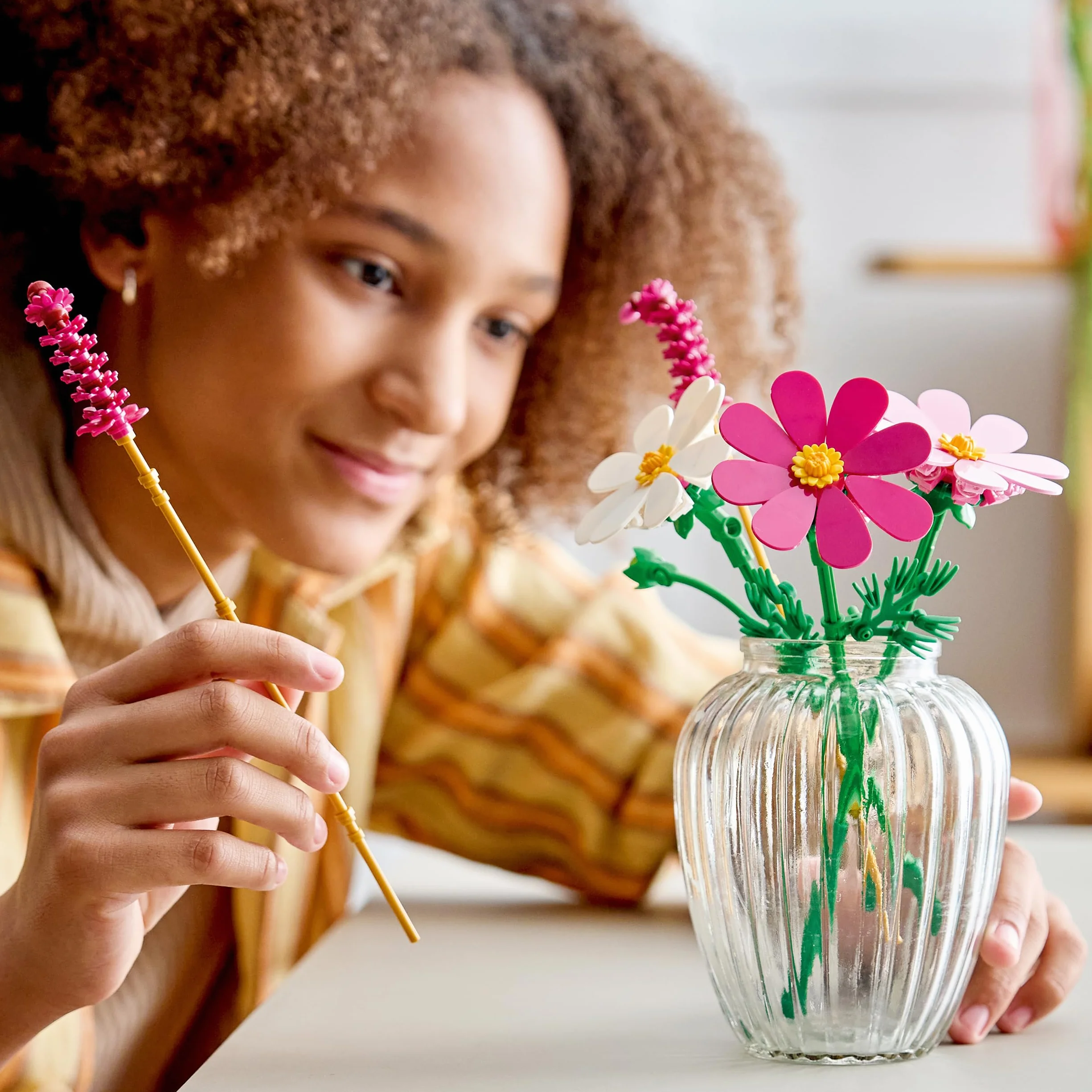 LEGO Botanicals Kosmosy, zestaw konstrukcyjny dla dzieci, kompozycja kwiatowa i dekoracja do pokoju dziecięcego, kwiaty na prezent dla dziewczynki, chłopca i miłośnika przyrody od 9 lat 11514