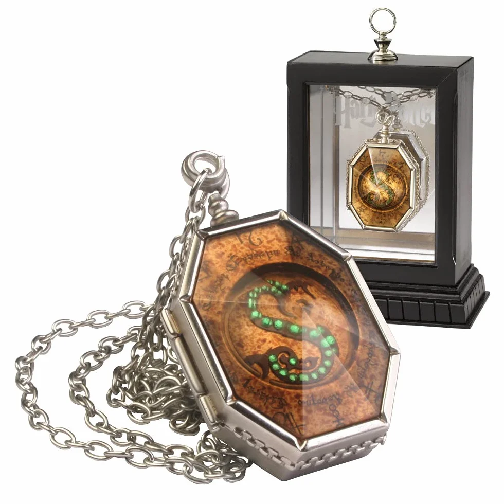 The Noble Collection Medalion z motywem horkruxa z Harry'ego Pottera - medalion na łańcuszku z drewnianą witryną - oficjalnie licencjonowany film rekwizyty prezenty biżuteria