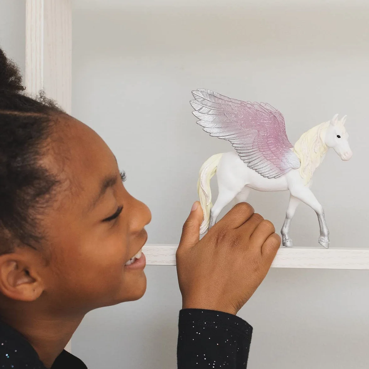 schleich BAYALA | Pegaz 70720 | szczegółowa figurka z przezroczystymi skrzydłami | prezent dla dziewczynek i chłopców | magiczna figurka kolekcjonerska i dekoracja | zabawka od 5 lat | 4 x 13 x 13 cm