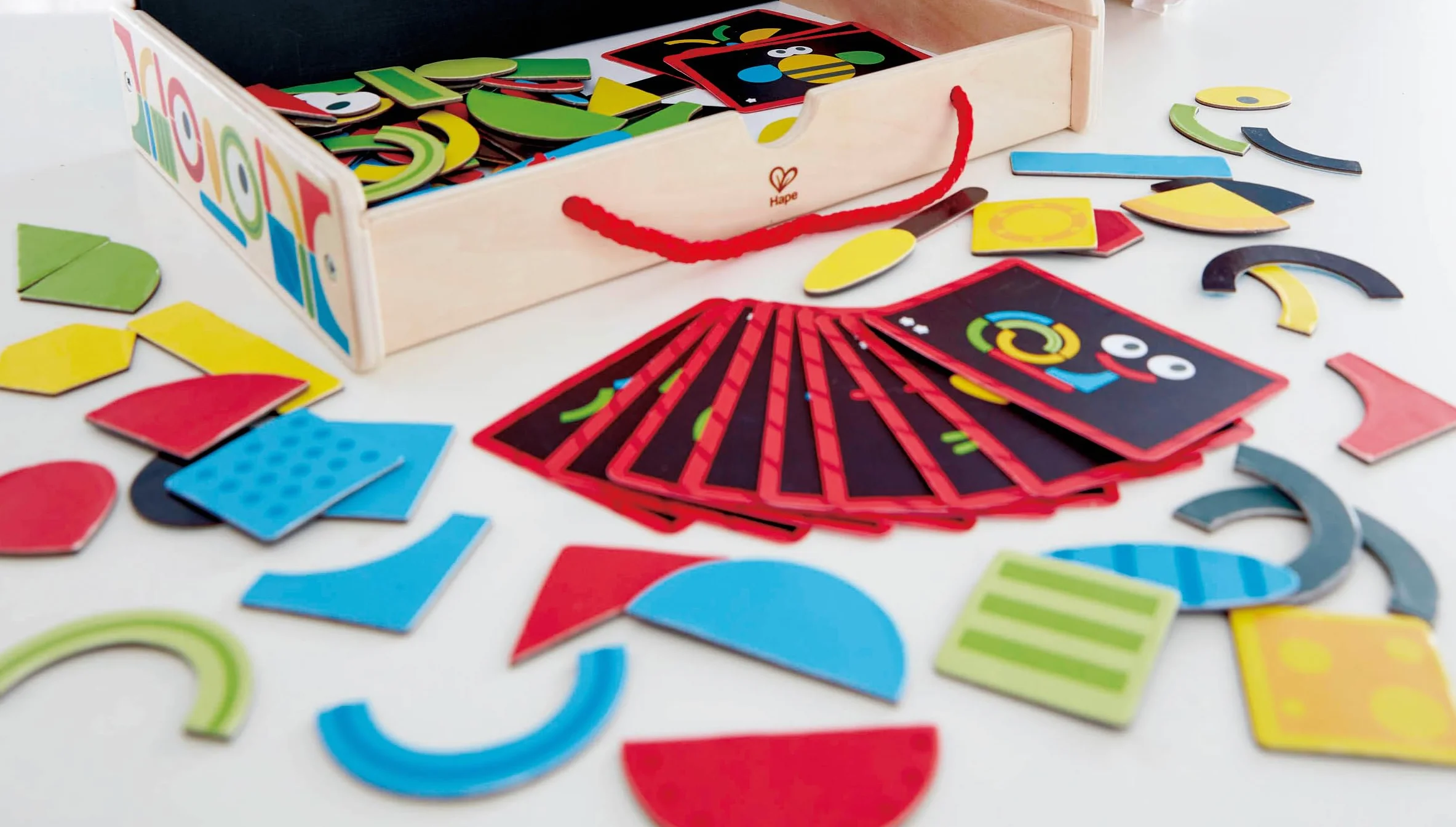 Hape E1631 Magnetic Art Box