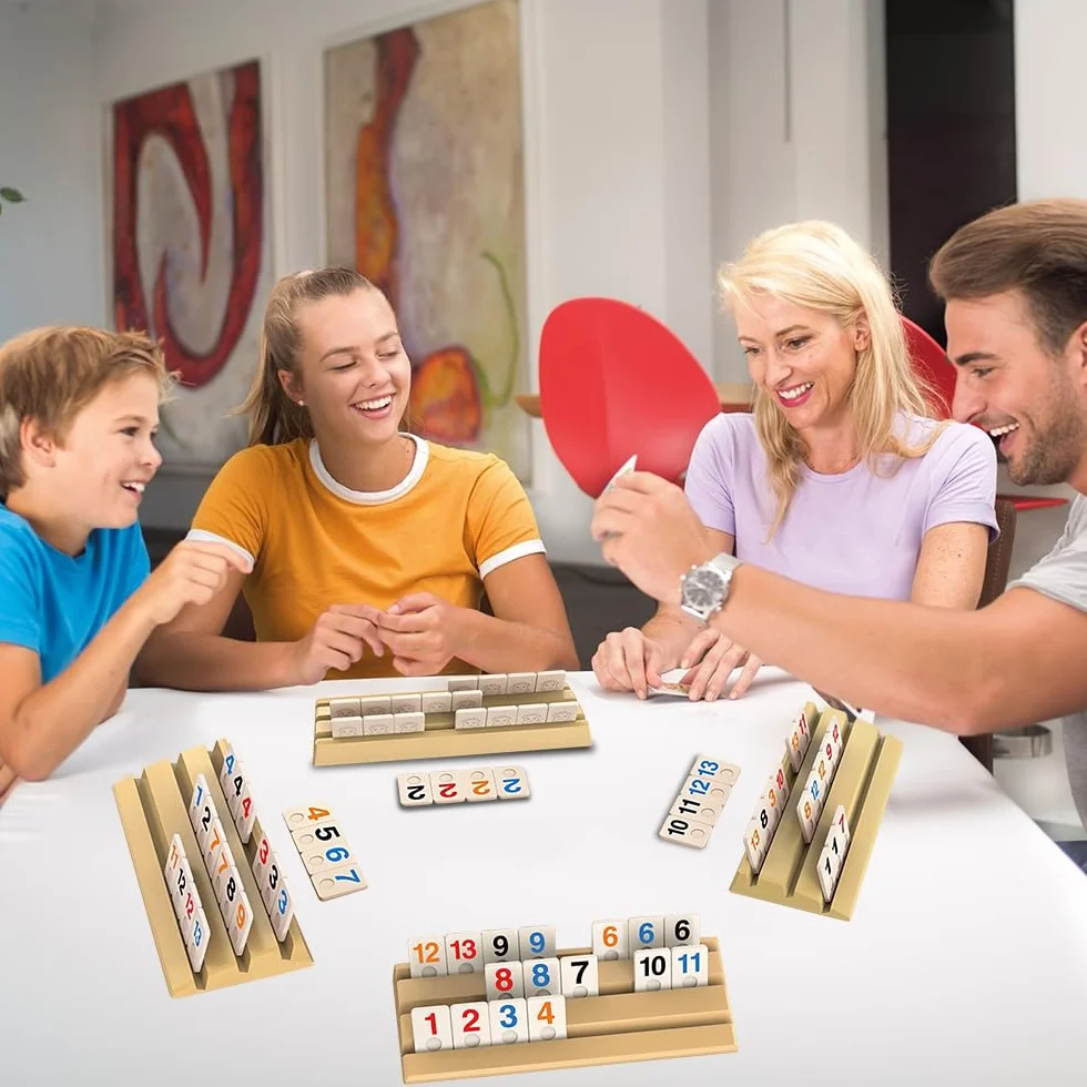 Zestaw mini Rummy z 114 kamieniami do gry, 4 drewnianymi uchwytami na kamienie, 1 torba do przechowywania i instrukcja obsługi (może nie być dostępna w języku polskim), interesująca gra Rummy